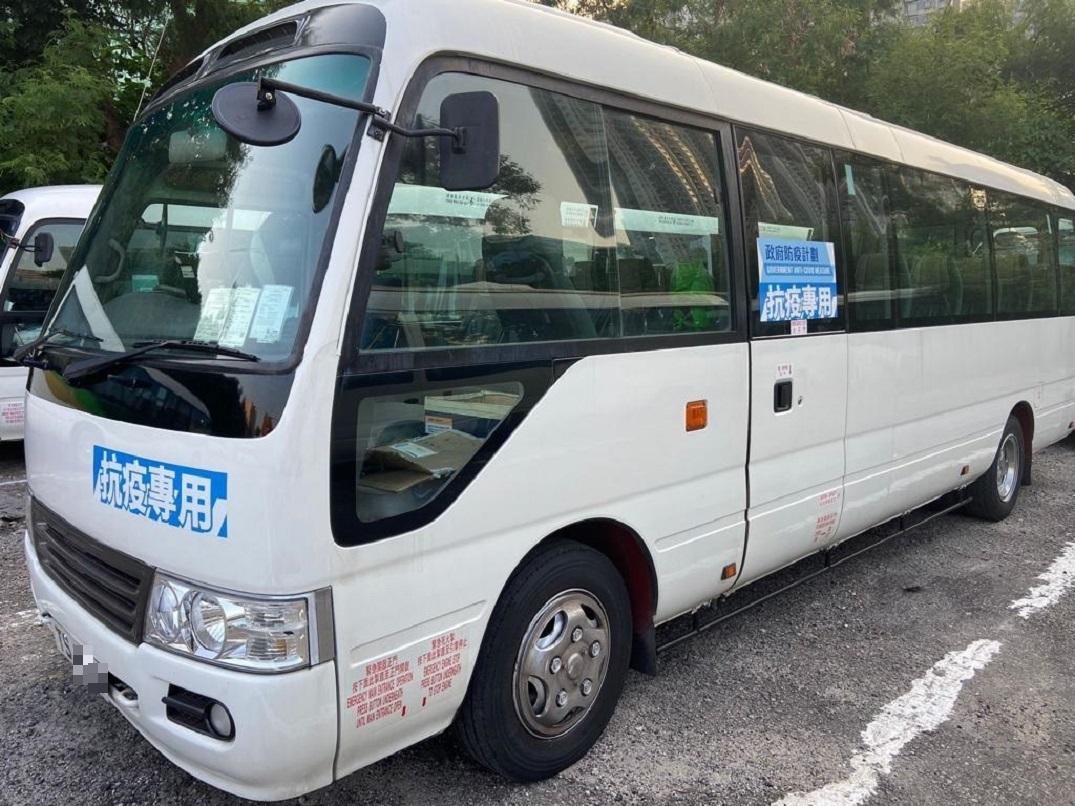 To step up publicity of various anti-epidemic measures, the Transport and Logistics Bureau has requested the anti-epidemic designated fleets to affix Government Anti-COVID Measure labels in addition to the fleet-specific labels for public identification. Photo shows a designated bus with new labels.
