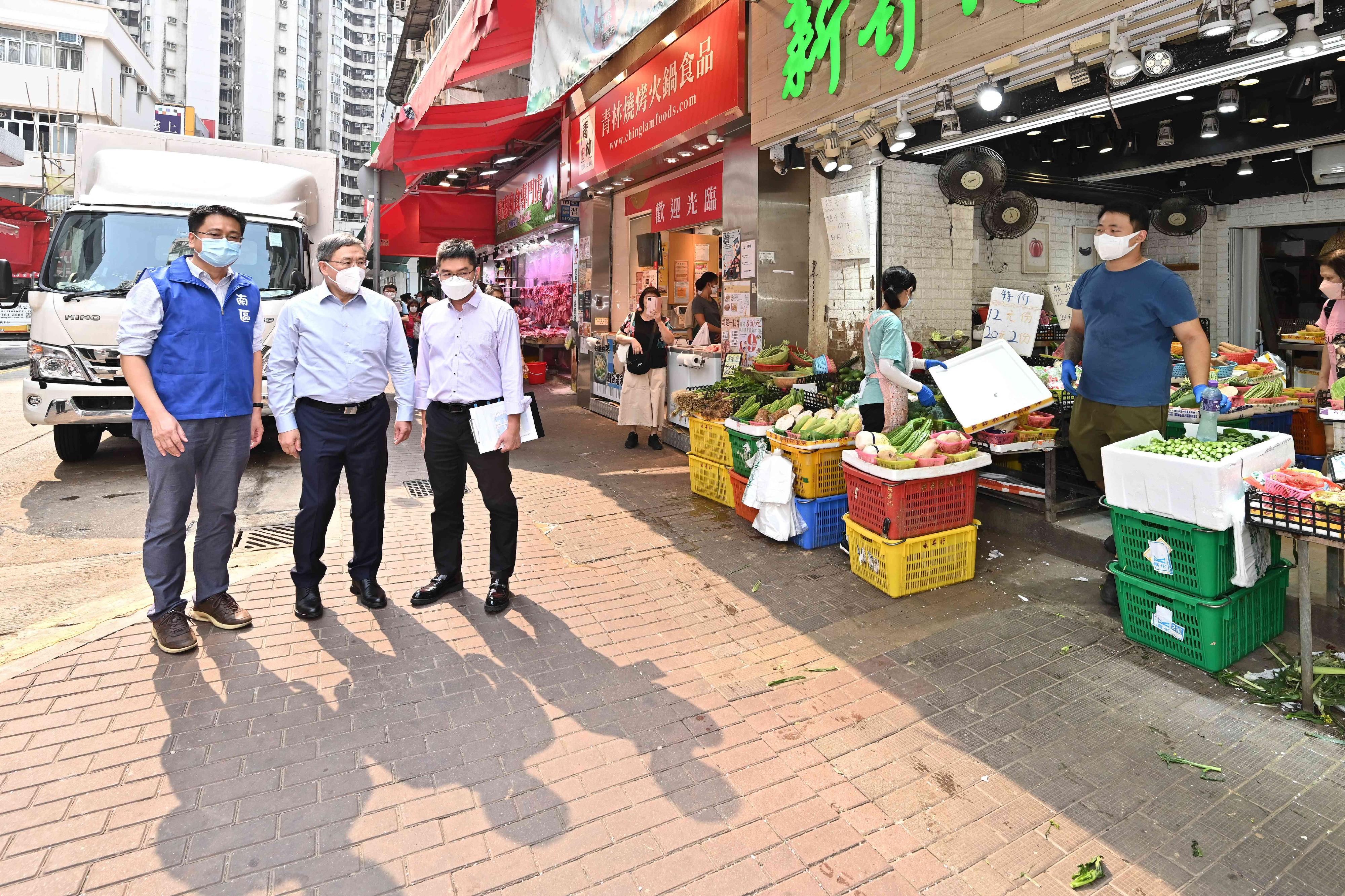 政務司副司長卓永興（中）今日（九月十六日）到香港仔中心附近一帶，視察食物環境衞生署和警方等部門採取聯合行動打擊阻街衞生黑點。旁為南區民政事務專員鄭港涌（左）。