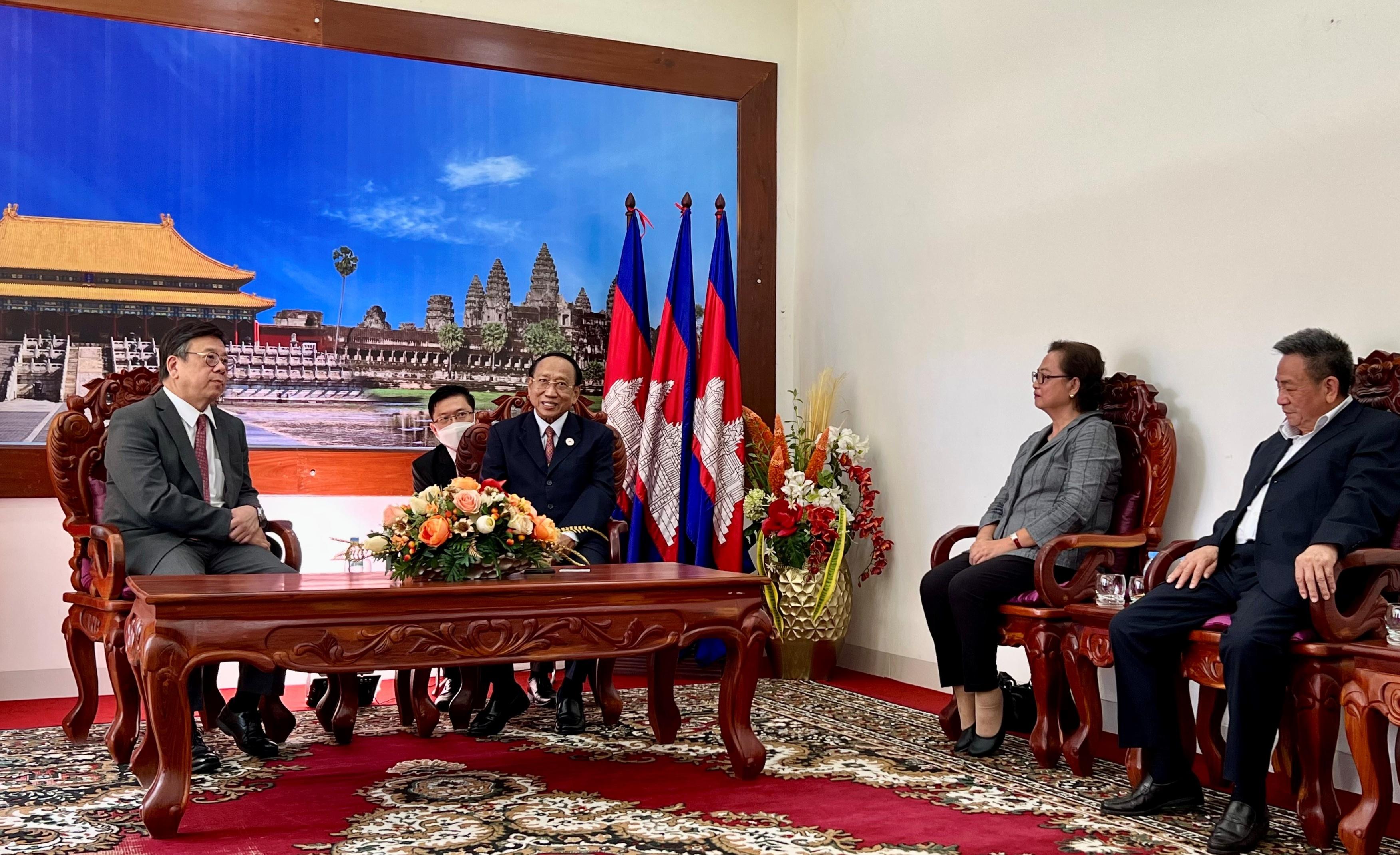 商务及经济发展局局长丘应桦（左一）昨日（九月十六日）在柬埔寨金边与柬埔寨宪法委员会主席Ek Sam Ol（右三）及当地香港商会代表会面。
