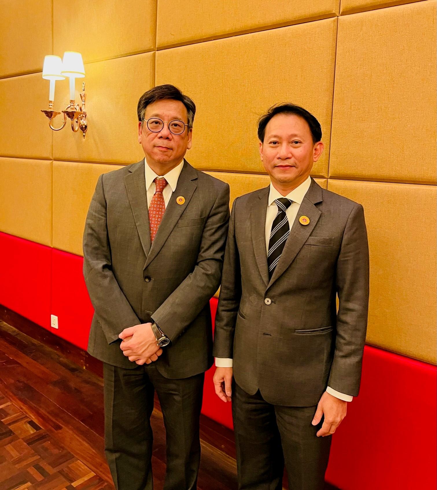 商务及经济发展局局长丘应桦（左）昨日（九月十六日）在柬埔寨暹粒出席东南亚国家联盟经贸部长会议晚宴前，与泰国商务部副部长Sansern Samalapa博士（右）举行双边会议。
