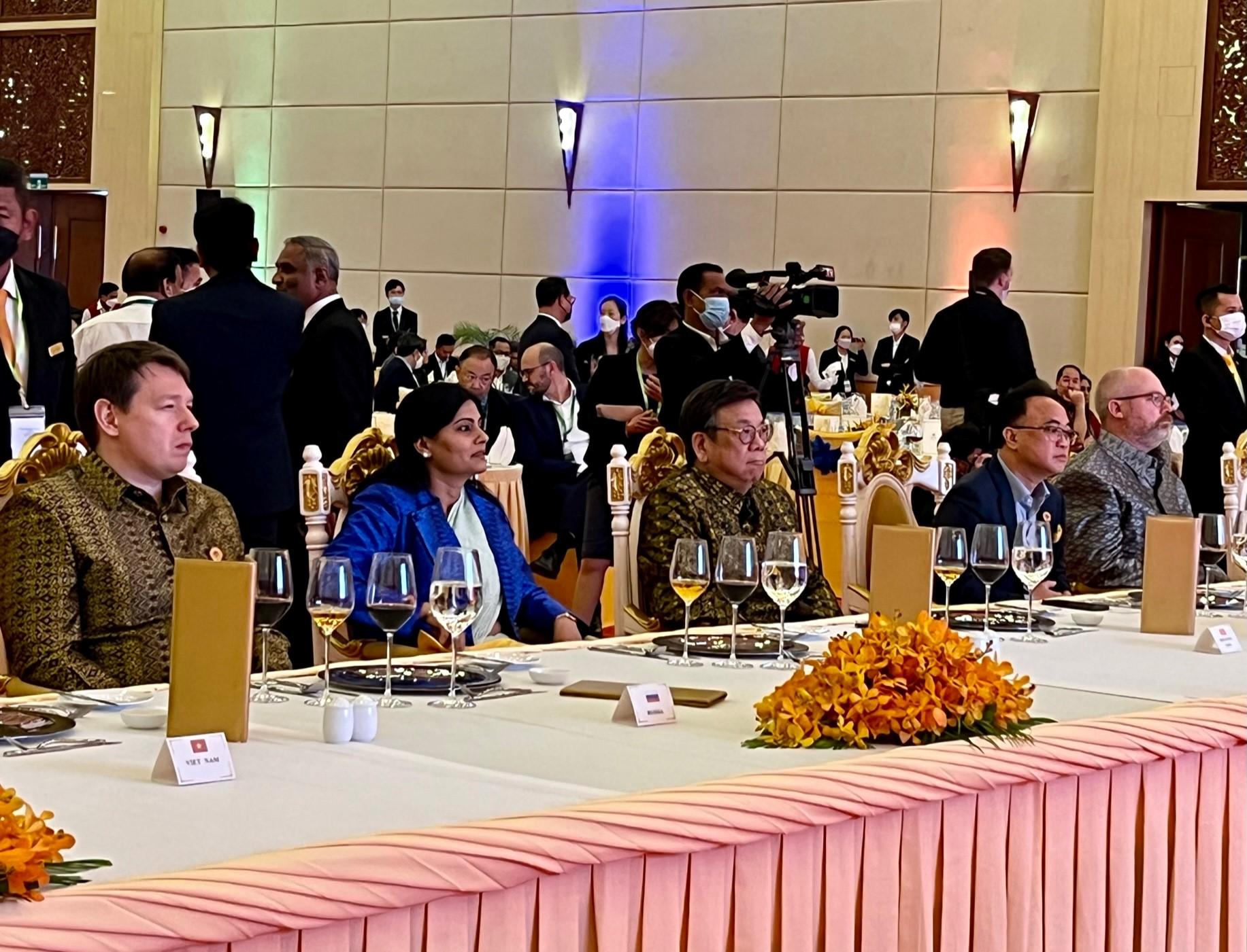 商務及經濟發展局局長丘應樺（左三）昨日（九月十六日）在柬埔寨暹粒出席東南亞國家聯盟經貿部長會議晚宴。
