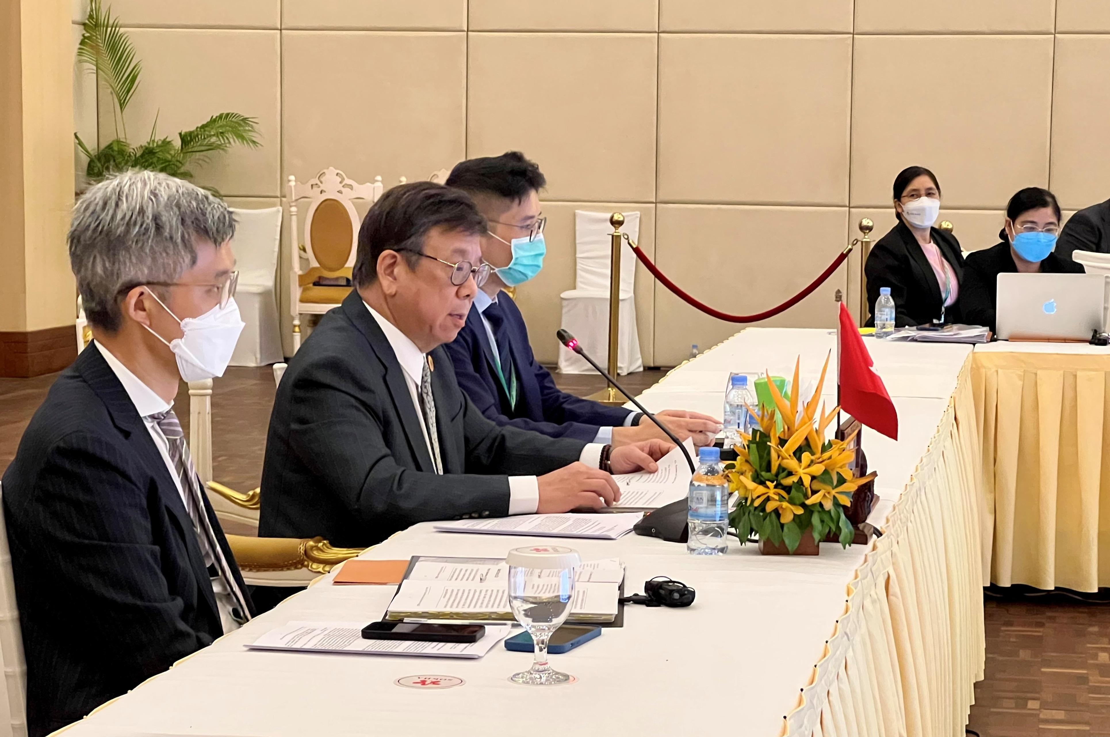 商務及經濟發展局局長丘應樺（左二）今日（九月十七日）在柬埔寨暹粒出席第六屆中國香港—東南亞國家聯盟經貿部長會議，並在會議上發言。
