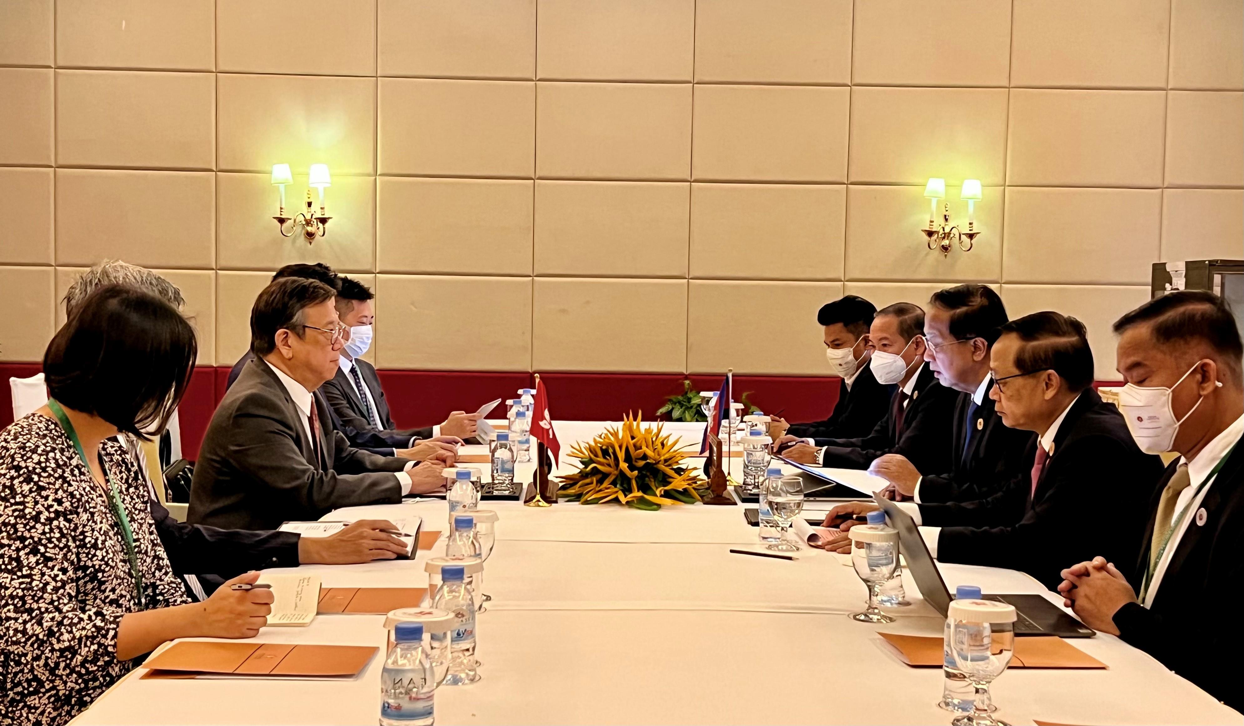 The Secretary for Commerce and Economic Development, Mr Algernon Yau (third left), met with the Minister of Commerce of Cambodia, Mr Pan Sorasak (third right), in Siem Reap, Cambodia, today (September 17) to exchange views on issues of mutual interest.