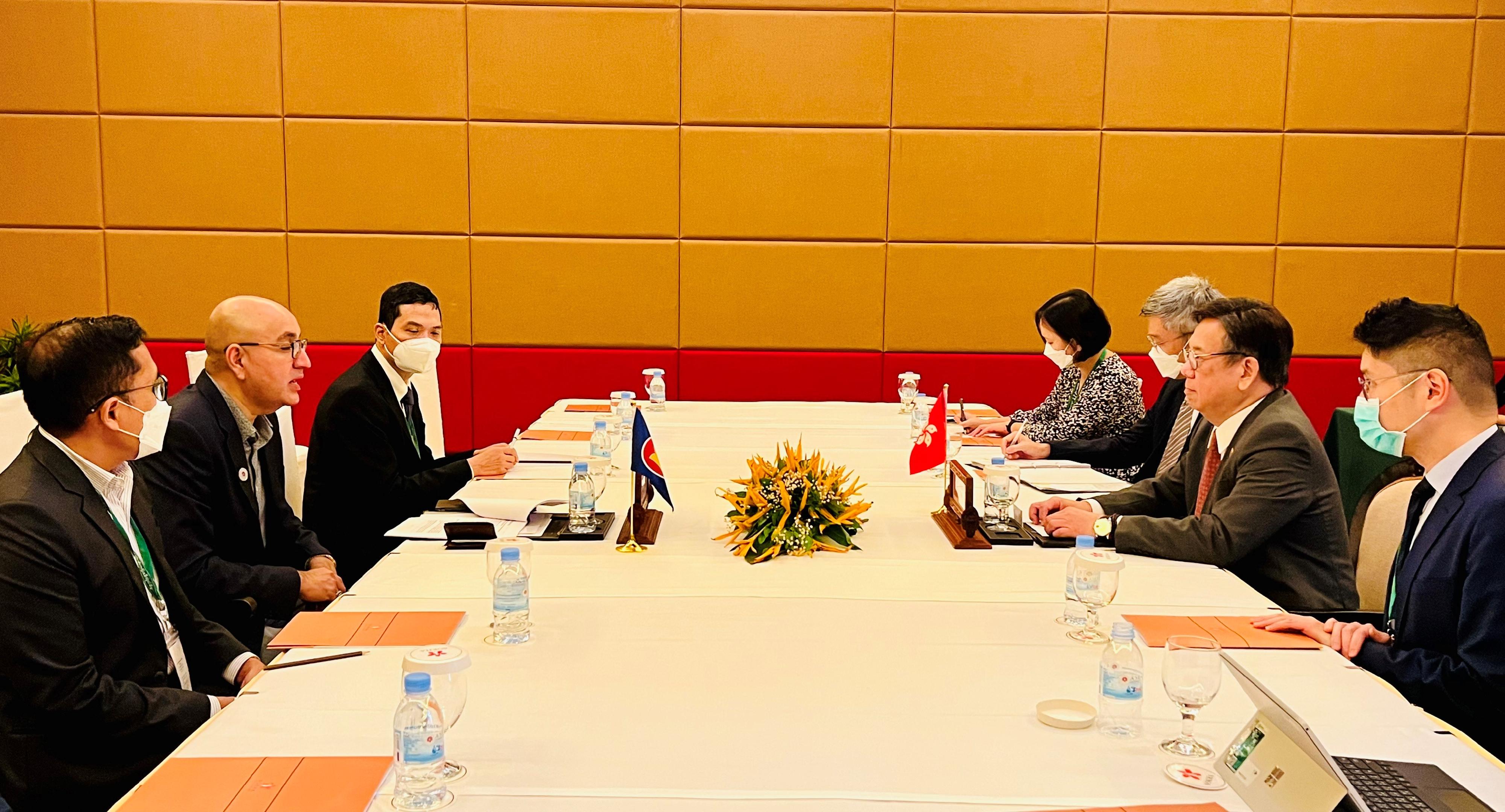 The Secretary for Commerce and Economic Development, Mr Algernon Yau (second right), had a bilateral meeting with the Deputy Secretary-General of the Association of Southeast Asian Nations, Mr Satvinder Singh (second left), in Siem Reap, Cambodia, today (September 17) to update him on Hong Kong’s preparatory work in seeking early accession to the Regional Comprehensive Economic Partnership.