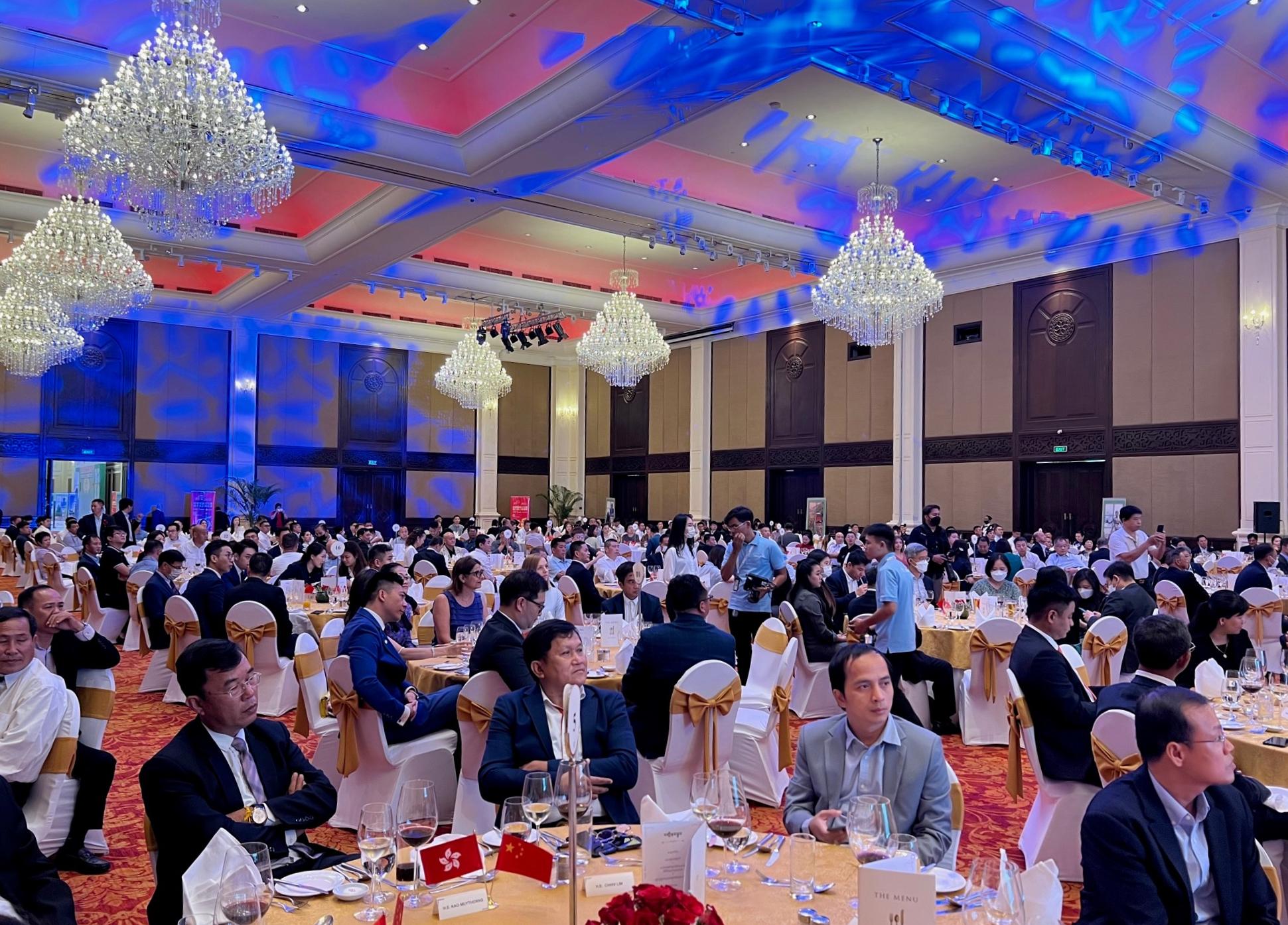 商務及經濟發展局局長丘應樺今日（九月十八日）在柬埔寨金邊出席慶祝香港特別行政區成立二十五周年午宴。午宴吸引超過四百名當地政商界人士參加。