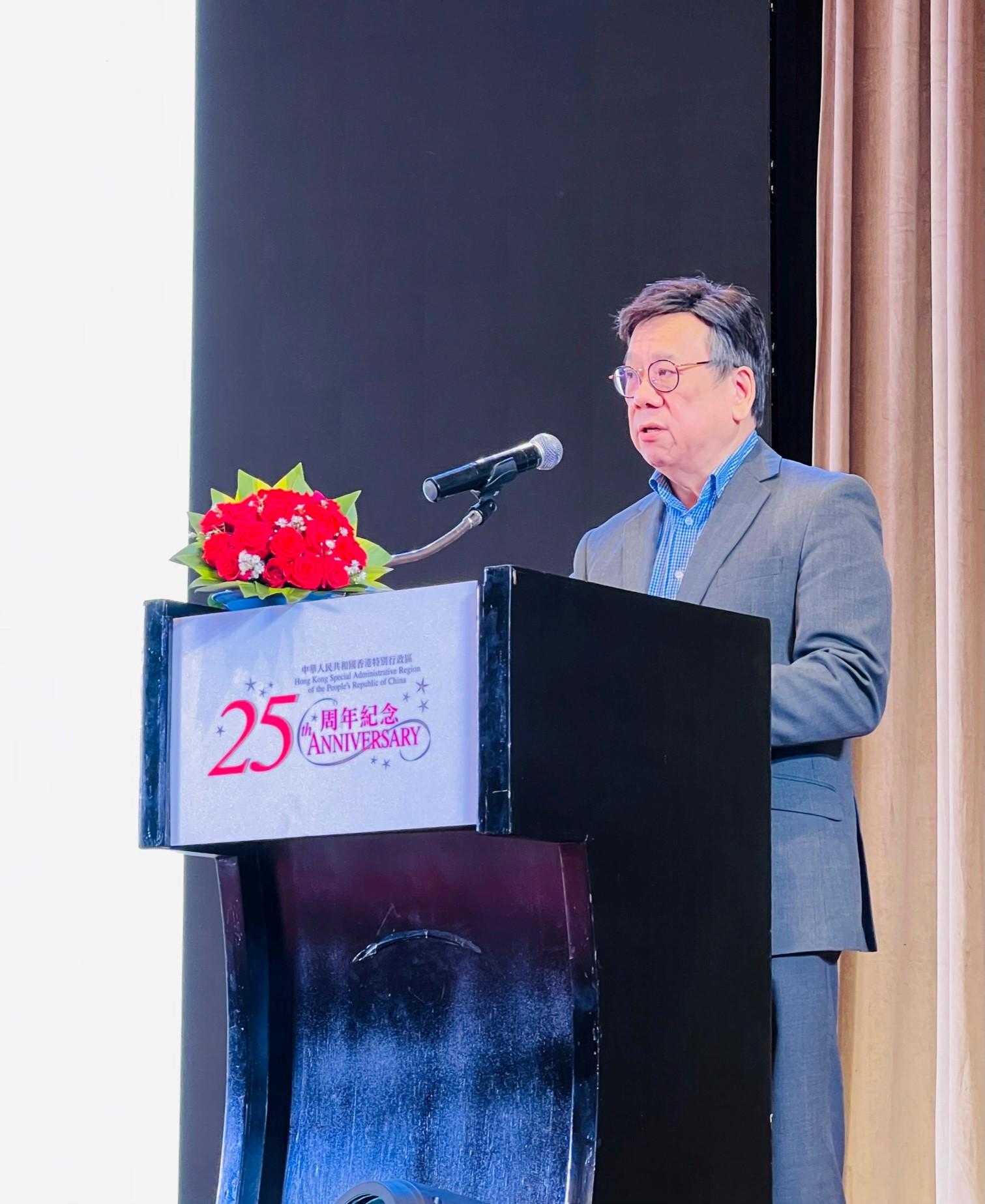 The Secretary for Commerce and Economic Development, Mr Algernon Yau, attended a luncheon to celebrate the 25th anniversary of the establishment of the Hong Kong Special Administrative Region in Phnom Penh, Cambodia, today (September 18). Photo shows Mr Yau speaking to the local business and political sectors on Hong Kong’s business opportunities at the luncheon.