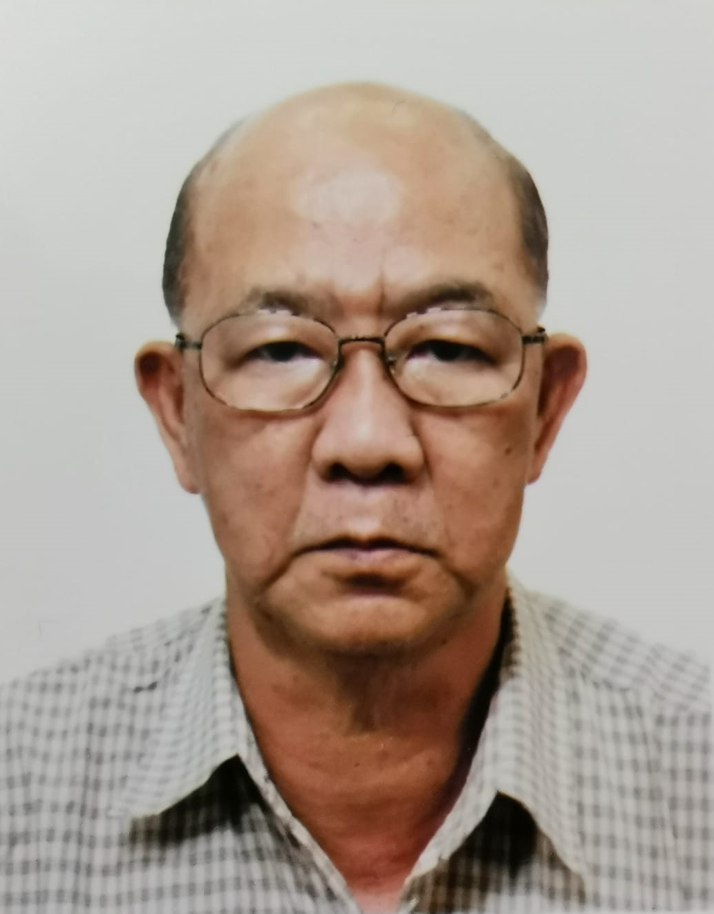 Chan Luen-for, aged 71, is about 1.8 metres tall, 61 kilograms in weight and of thin build. He has a round face with yellow complexion and is bald. He was last seen wearing a grey and blue checkered shirt, blue jeans, black shoes, a black bag and a pair of black glasses.
