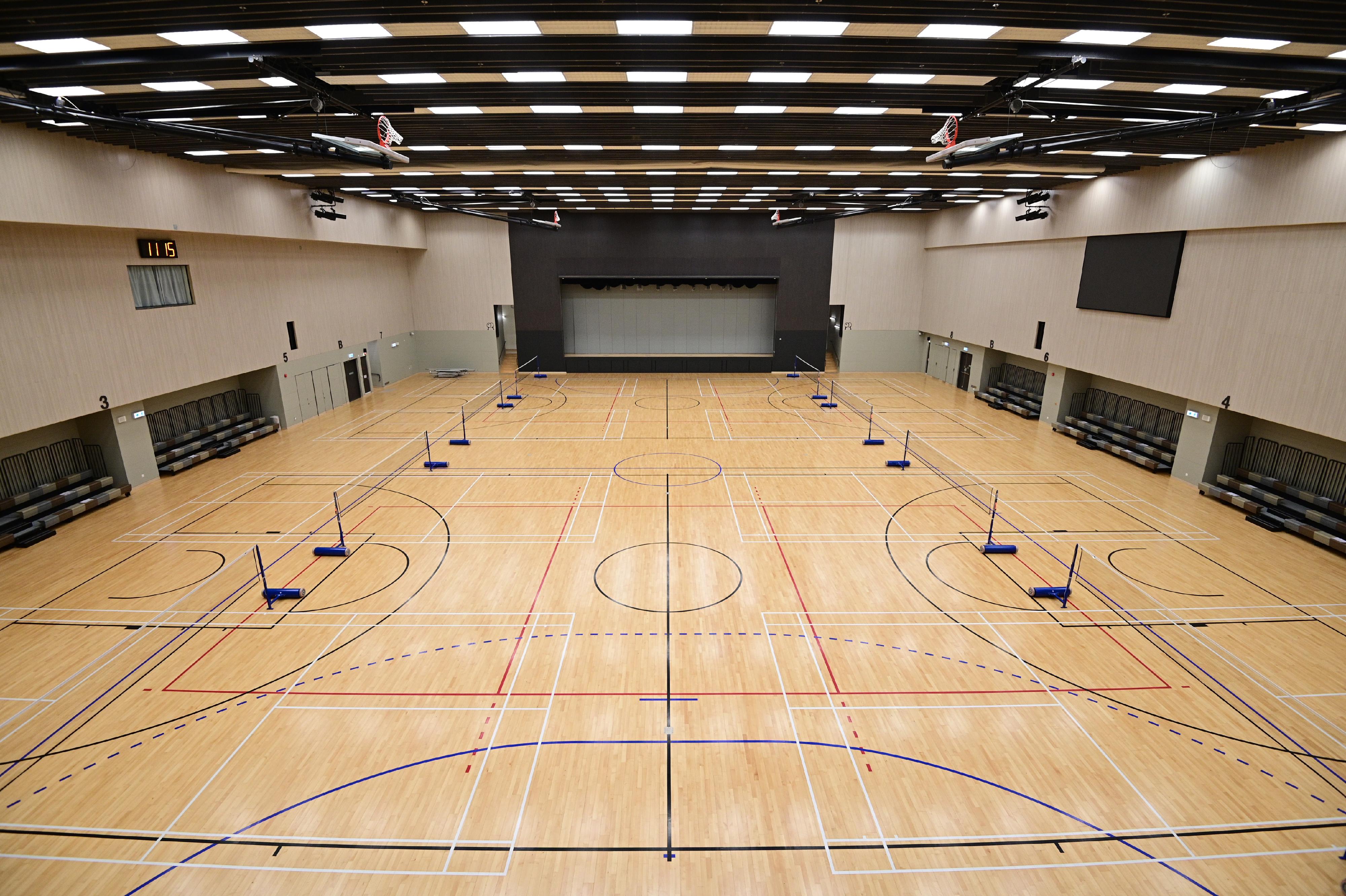 Sham Shui Po Sports Centre, managed by the Leisure and Cultural Services Department, will open for public use on September 28 (Wednesday). The new Sham Shui Po Sports Centre has a total area of about 5 570 square metres, providing a wide range of leisure and sports facilities. Photo shows the multi-purpose arena, which can serve as two basketball courts or two volleyball courts or eight badminton courts or a handball court; and be flexibly adopted as a venue for community activities with a seating capacity of about 1 000 people.