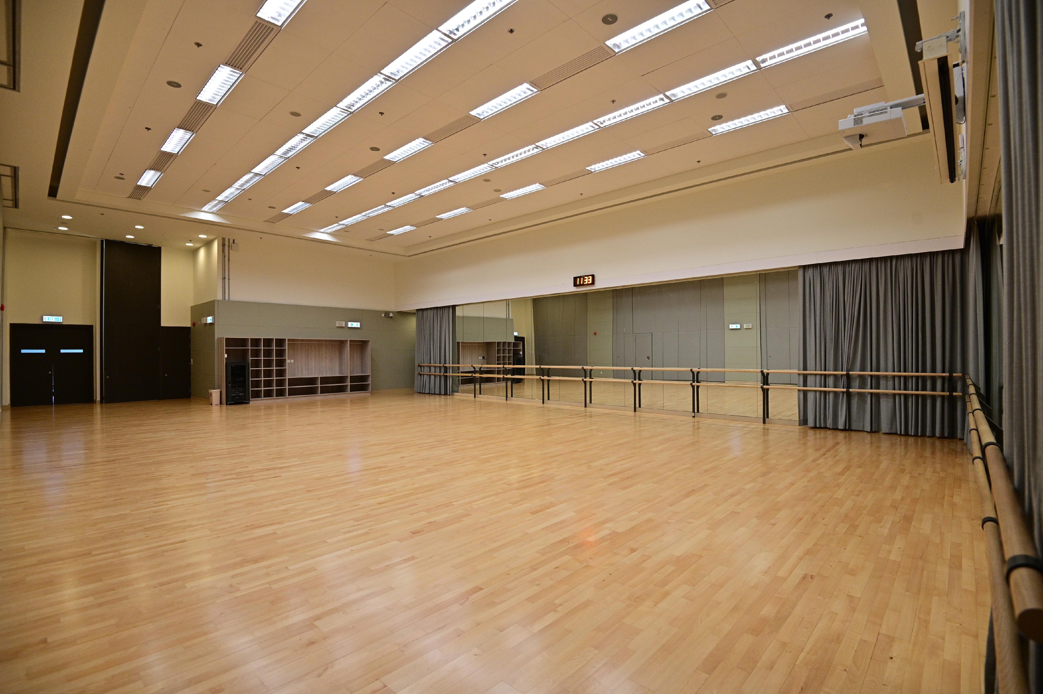 Sham Shui Po Sports Centre, managed by the Leisure and Cultural Services Department, will open for public use on September 28 (Wednesday), providing a wide range of leisure and sports facilities. Photo shows the multi-purpose activity room.