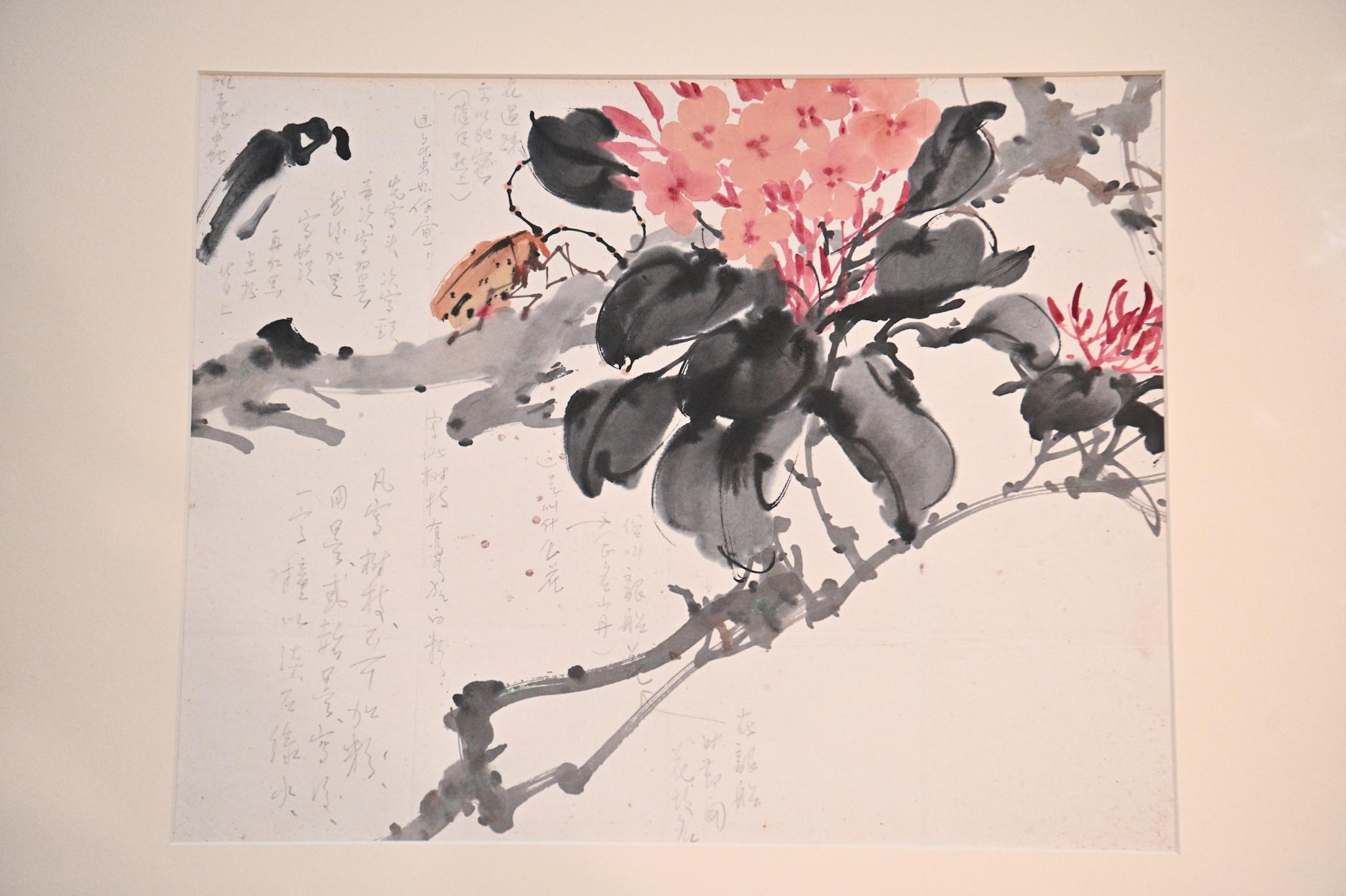 香港文化博物馆明日（九月二十一日）起举行「千里觅艺—赵少昂与陈崎师生对话」展览。图示陈崎的画课习作作品《龙船花》，作品上记录他与老师赵少昂之间的问答。