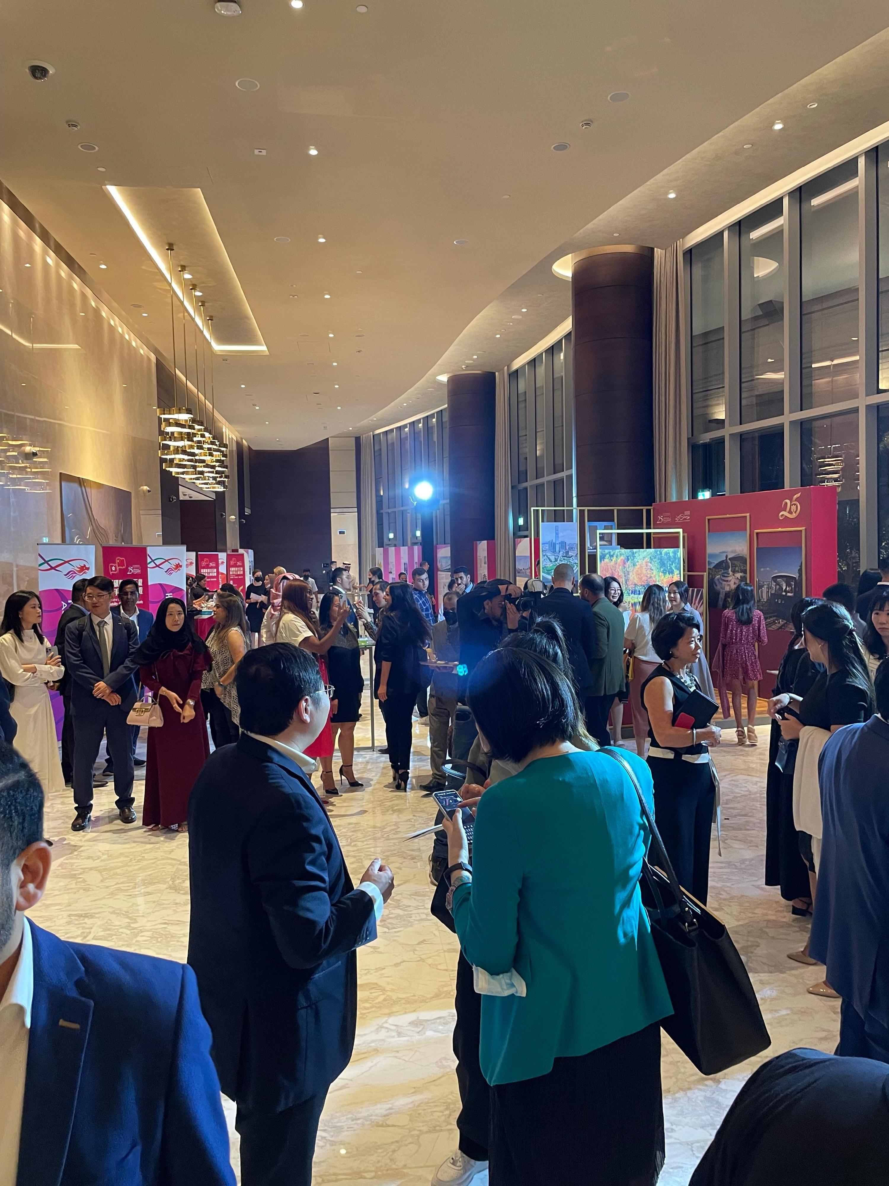 The Hong Kong Economic and Trade Office in Dubai held a gala dinner in Dubai on September 21 (Dubai time) to celebrate the 25th anniversary of the establishment of the Hong Kong Special Administrative Region. Photo shows guests networked at the reception before the dinner.