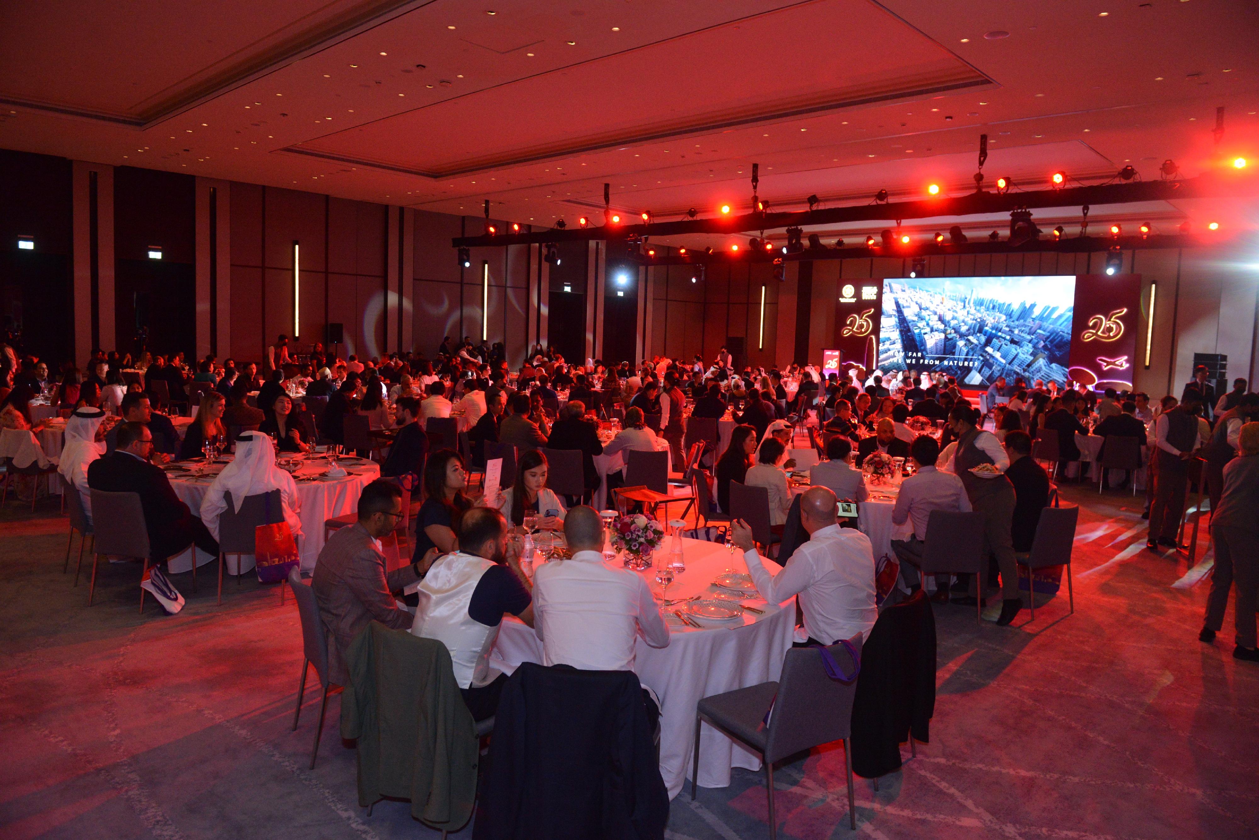 香港駐迪拜經濟貿易辦事處九月二十一日（迪拜時間）於迪拜舉行晚宴，慶祝香港特別行政區成立25周年。超過250名嘉賓出席晚宴，包括政府官員、商會代表、商界領袖，以及居於阿拉伯聯合酋長國的港人。