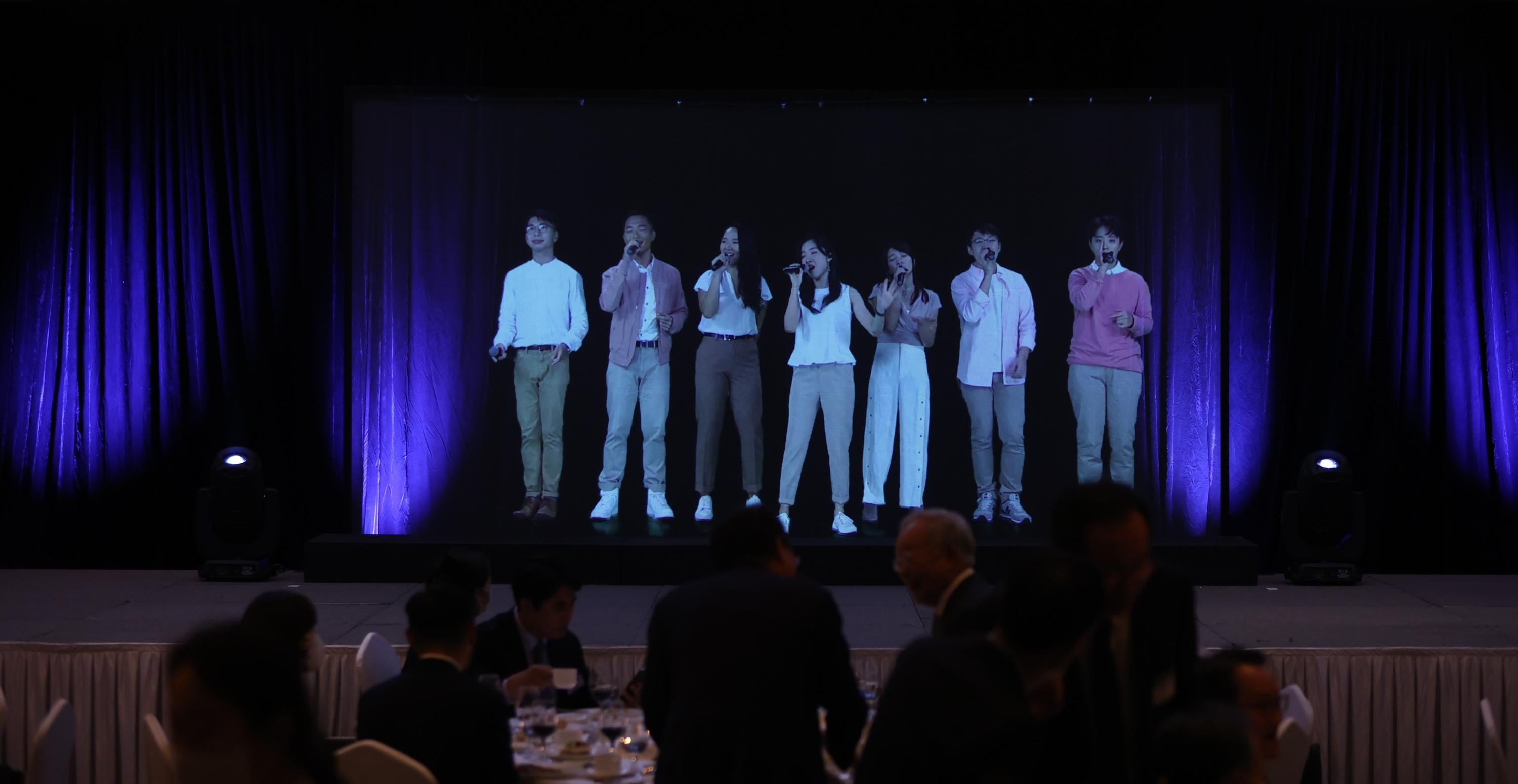 The Hong Kong Economic and Trade Office in Tokyo organised a gala dinner in Seoul, Korea, today (September 22) to celebrate the 25th anniversary of the establishment of the Hong Kong Special Administrative Region. Through hologram technology, the Hong Kong Federation of Youth Groups presented a live a cappella performance from Hong Kong for the gala dinner.