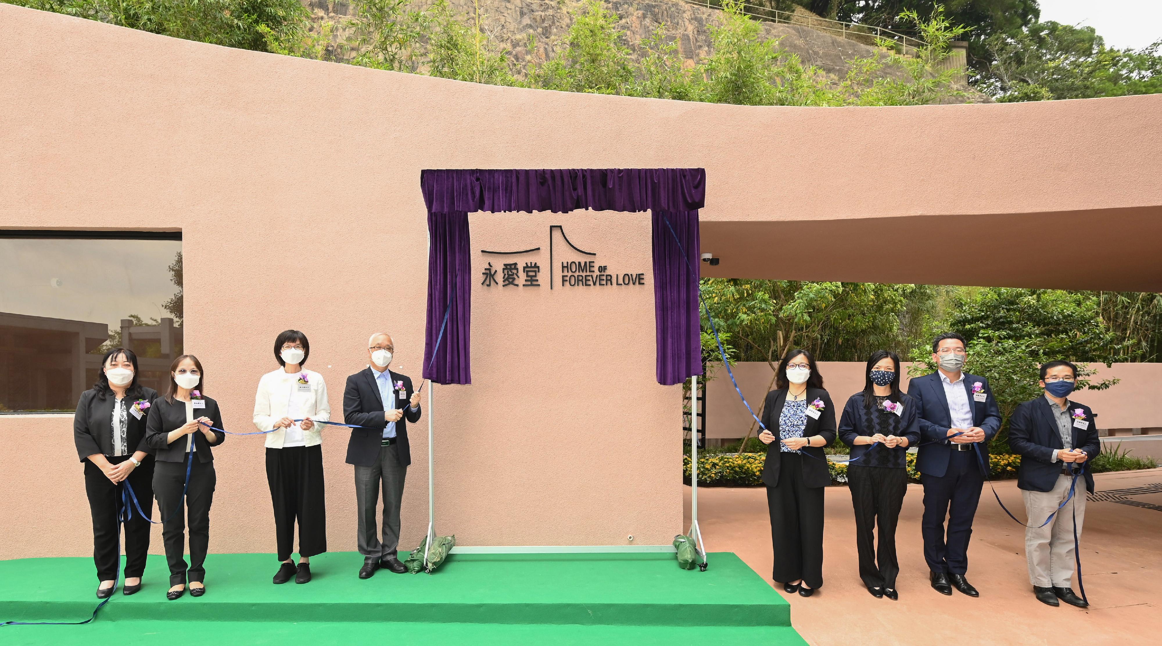 The Secretary for Environment and Ecology, Mr Tse Chin-wan (fourth left), today (September 23) officiated at the opening ceremony for the Home of Forever Love, the pioneer cremation facility dedicated for abortuses of less than 24 weeks' gestation managed by the Food and Environmental Hygiene Department. Other officiating guests included the Permanent Secretary for Environment and Ecology (Food), Miss Vivian Lau (third left); the Under Secretary for Environment and Ecology, Miss Diane Wong (second left); and the Director of Food and Environmental Hygiene, Ms Irene Young (fourth right).

