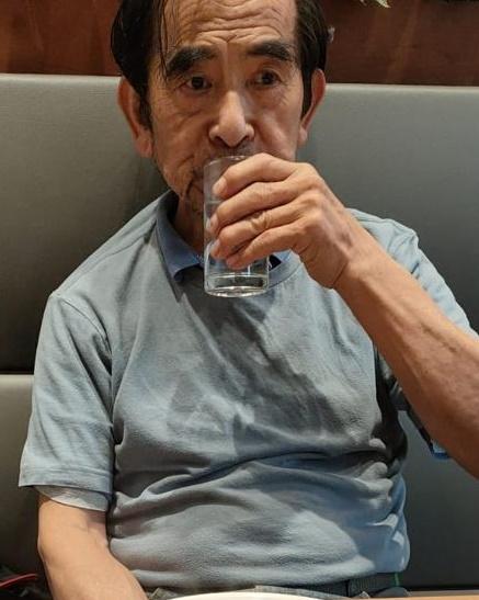 Cheng Yup-kwai, aged 78, is about 1.7 metres tall, 65 kilograms in weight and of medium build. He has a round face with yellow complexion and short black hair. He was last seen wearing a white shirt, black shorts and black sandals.