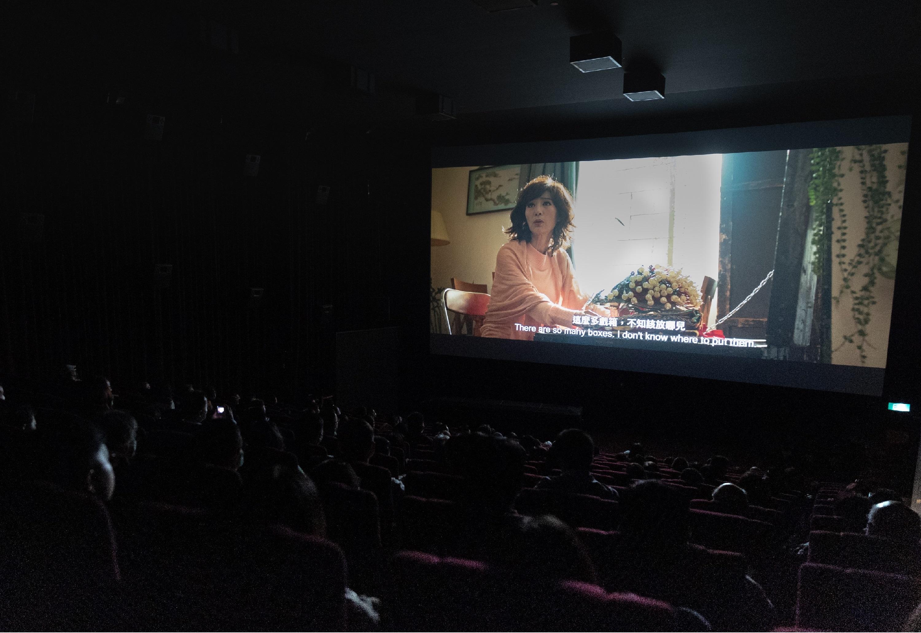 為慶祝香港特別行政區成立25周年，香港駐新加坡經濟貿易辦事處今日（九月二十三日）舉行電影《一樣的天空》首映禮，該電影為「光影浪潮：香港電影新動力」影展新加坡站的開幕電影。圖示觀眾觀看電影《一樣的天空》。
