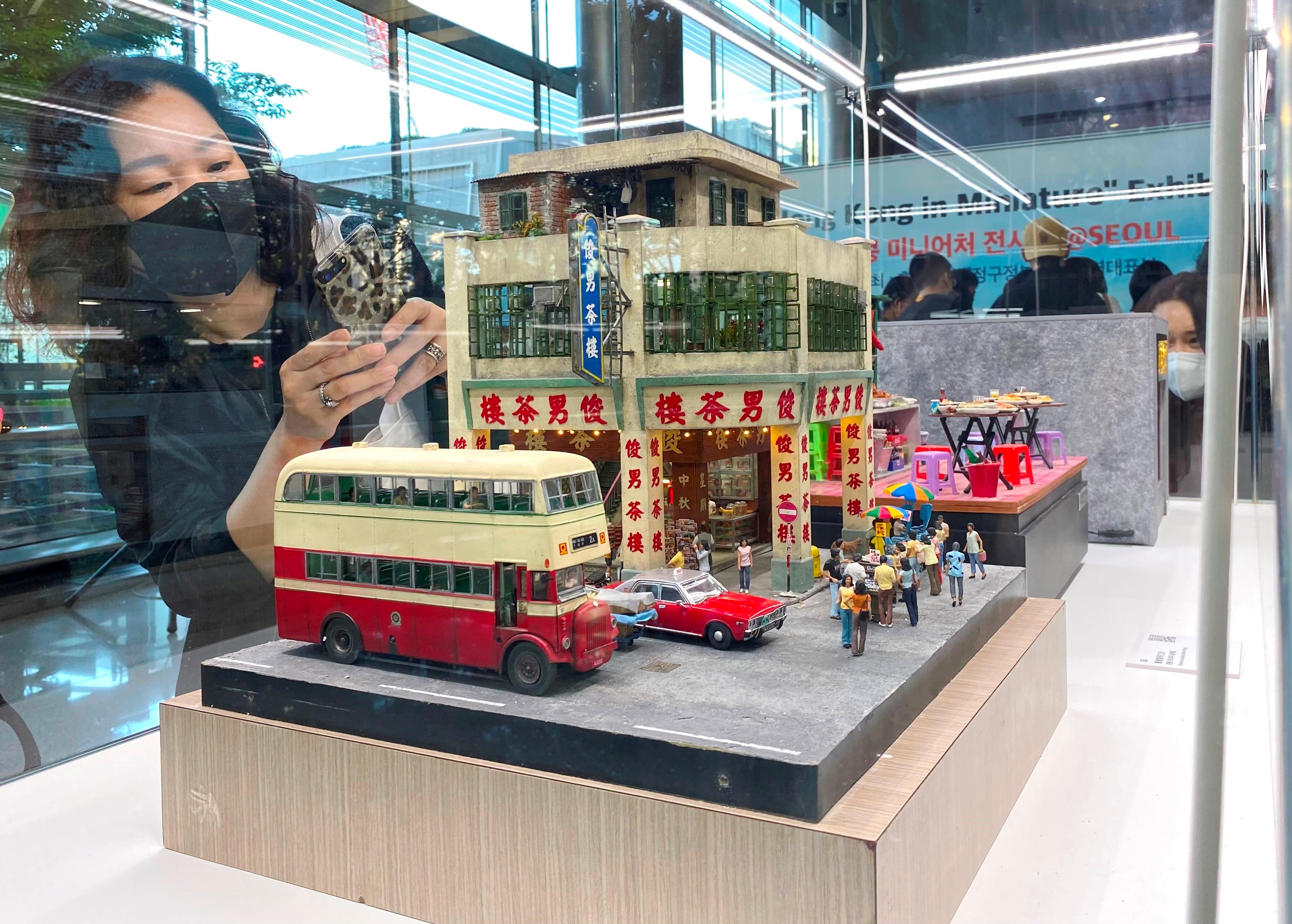 「『細看香港』微型藝術展@首爾2022」今日（九月二十四日）起在韓國首爾舉行，展出40件展示香港特色和活力的微縮模型。圖示俊男茶樓的微縮模型。