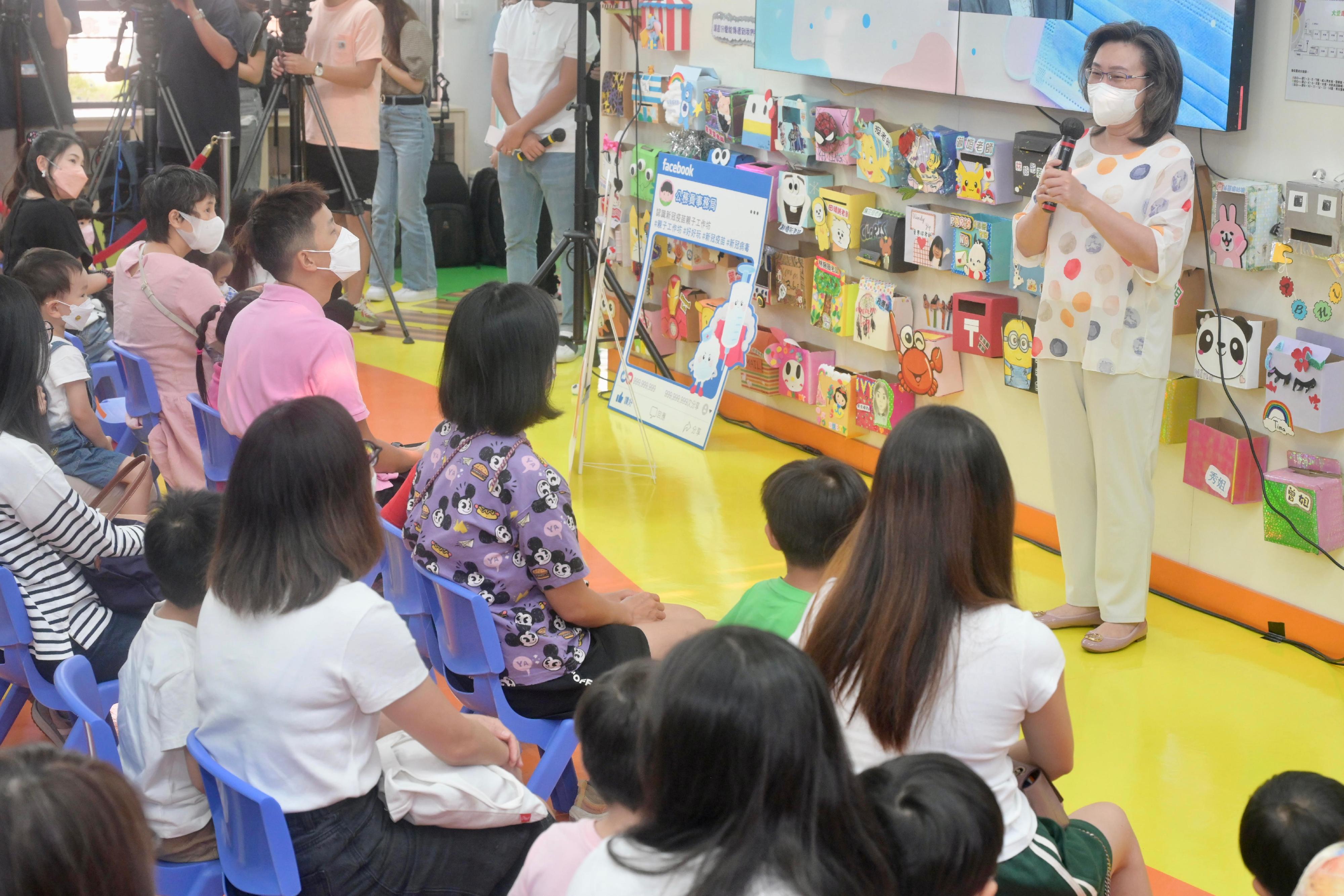 The Government is rolling out a series of promotion and education activities so that parents can have a deeper understanding on the importance of COVID-19 vaccination of children. The first parent-child workshop was conducted at a kindergarten in Ma On Shan today (September 24). Photo shows the Secretary for the Civil Service, Mrs Ingrid Yeung, appealing to parents to bring their young children to receive COVID-19 vaccination early.
