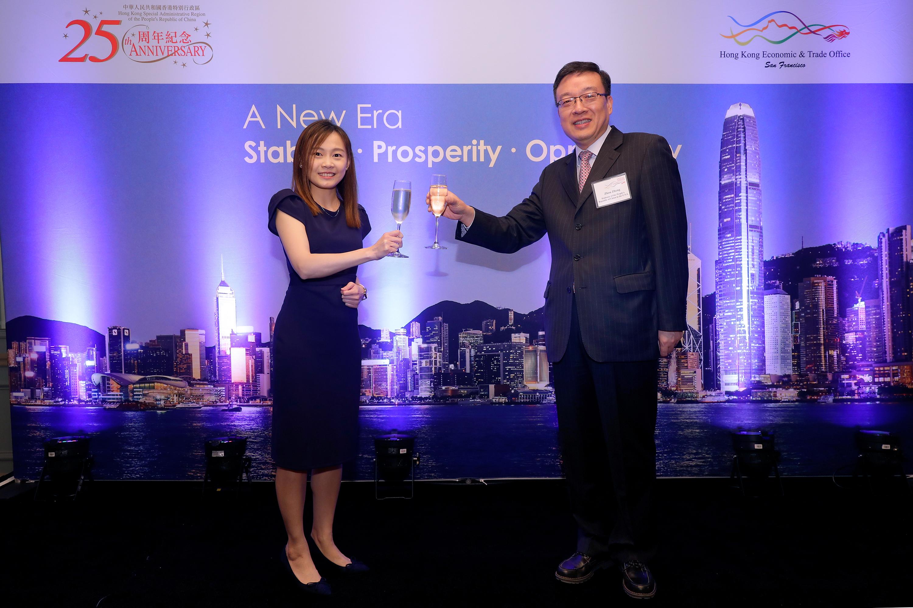 The Deputy Director of the Hong Kong Economic and Trade Office in San Francisco, Ms Emily Ng (left), and the Minister-counselor of the Embassy of the People's Republic of China in the United States of America, Mr Zhou Zheng (right), propose a toast at a reception celebrating the 25th anniversary of the establishment of the Hong Kong Special Administrative Region in Houston, Texas, on September 21 (Houston time).