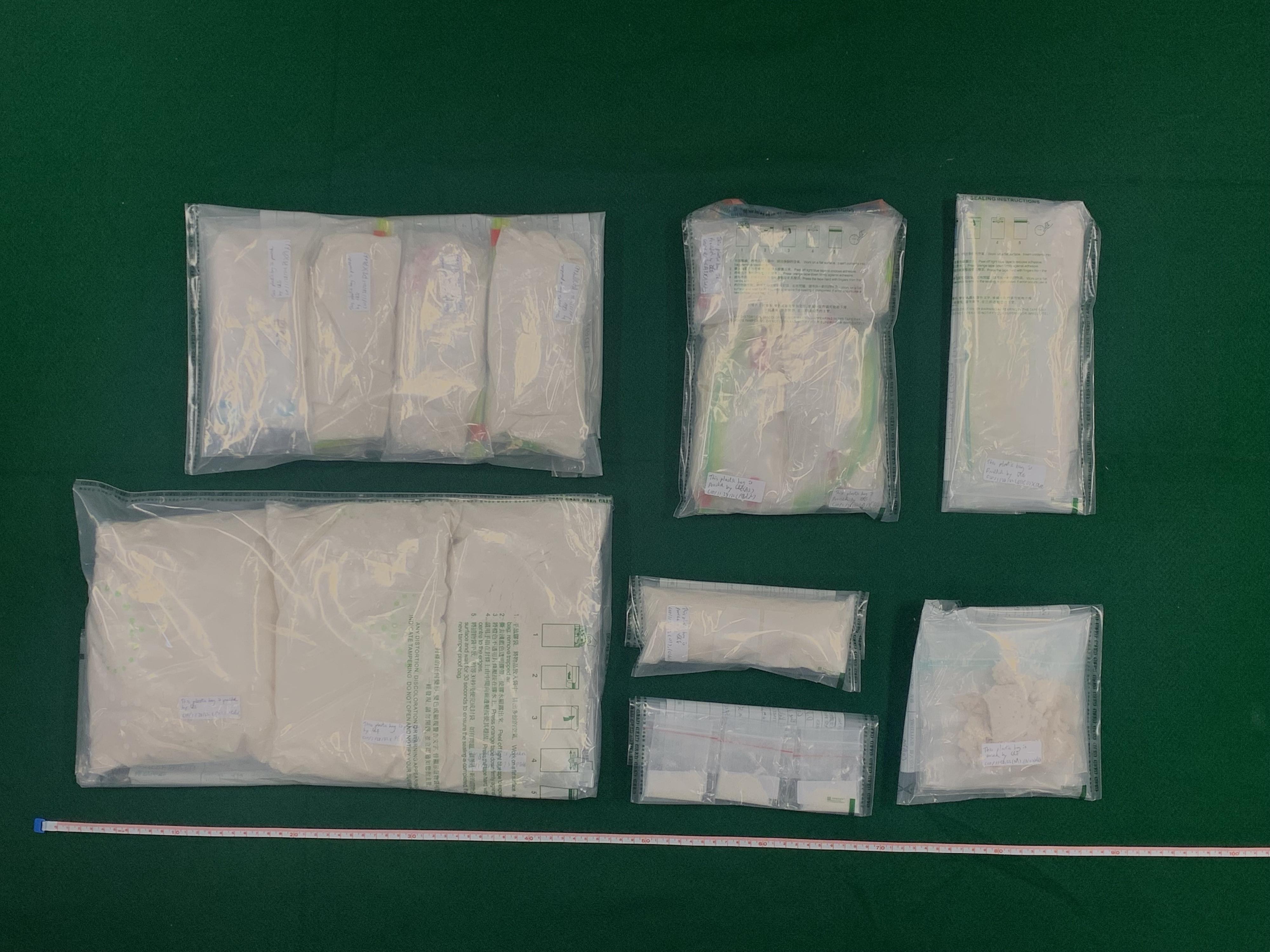 Hong Kong Customs yesterday (September 23) seized about 4.5 kilograms of suspected ketamine, about 150 grams of suspected cocaine and about 90 grams of suspected crack cocaine with a total estimated market value of about $2.7 million in Cheung Sha Wan. Two men and a woman, aged between 22 and 26 years old, suspected to be connected with the case were arrested. Photo shows the suspected drugs seized.