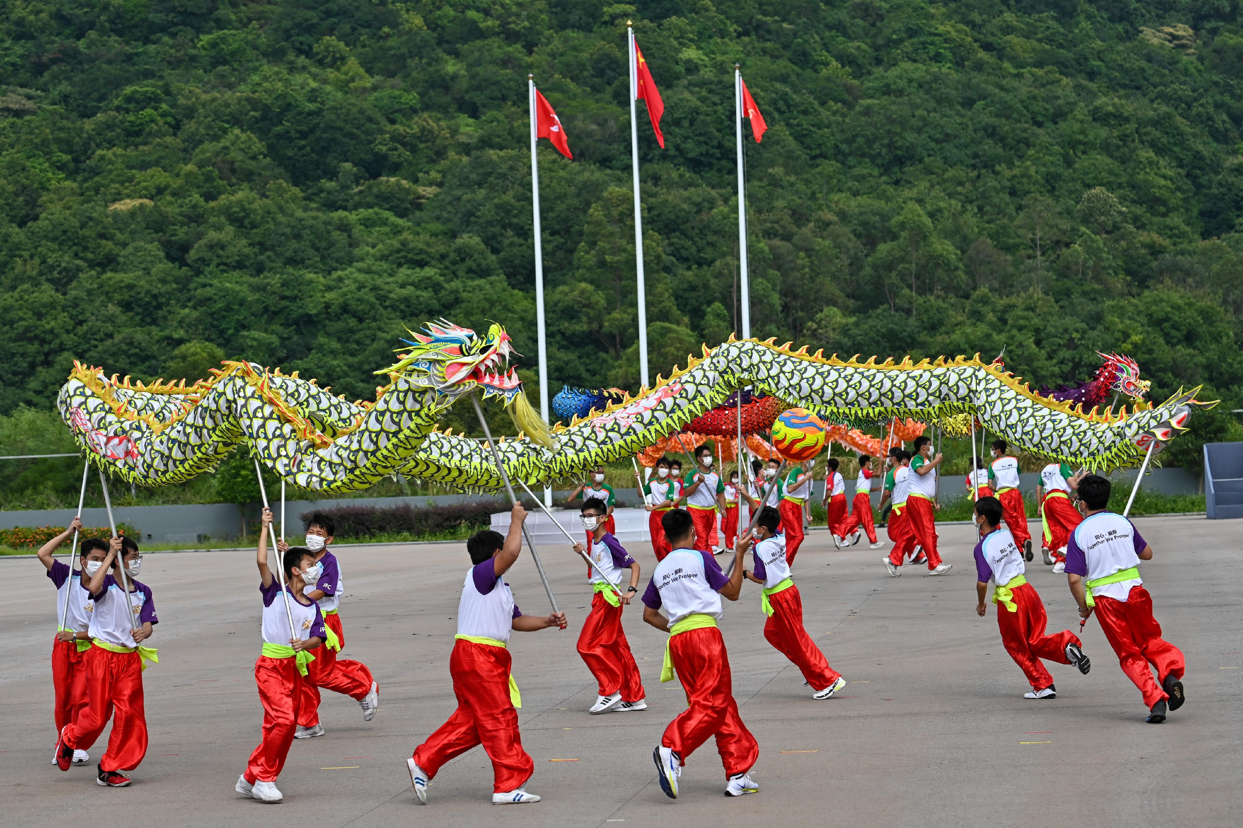 The Security Bureau led the disciplined services, auxiliary services and nine youth groups to hold the "Together We Prosper" Grand Parade by Disciplined Services and Youth Groups for Celebrating the 73rd Anniversary of the Founding of the People’s Republic of China and the 25th Anniversary of the Establishment of the Hong Kong Special Administrative Region at the Fire and Ambulance Services Academy in Tseung Kwan O today (September 24). Photo shows various youth groups performing dragon and lion dances.