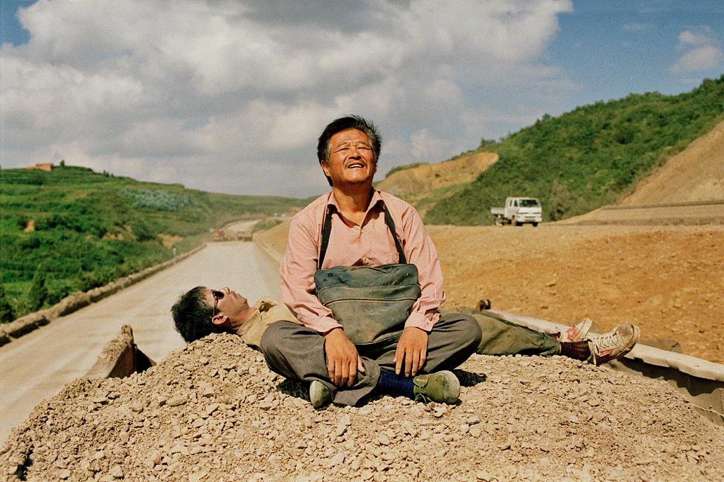 Jointly presented by the Leisure and Cultural Services Department and the South China Film Industry Workers Union, Chinese Film Panorama 2022 will be held from October 18 to November 26, screening 10 distinguished comedies produced in the Mainland. Photo shows a film still of "Getting Home" (2007).
