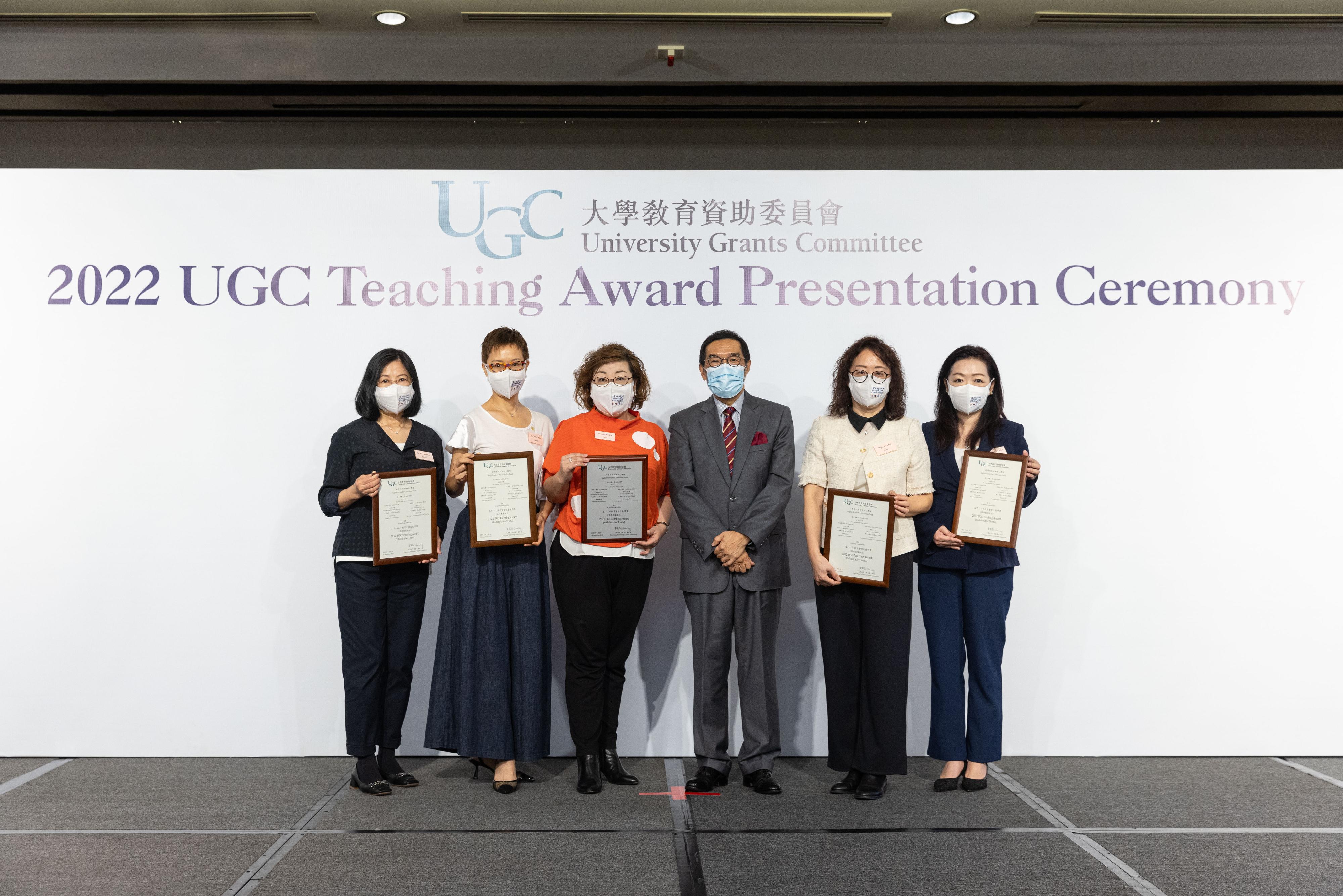 The Chairman of the University Grants Committee (UGC), Mr Carlson Tong (third right), presents the 2022 UGC Teaching Award for Collaborative Teams to the English Across the Curriculum Team.  The team is led by Dr Julia Chen (third left), with Dr Grace Lim (second right), Ms Christy Chan (first right), Ms Vicky Man (second left) and Dr Elza Tsang (first left) as collaborative team members.