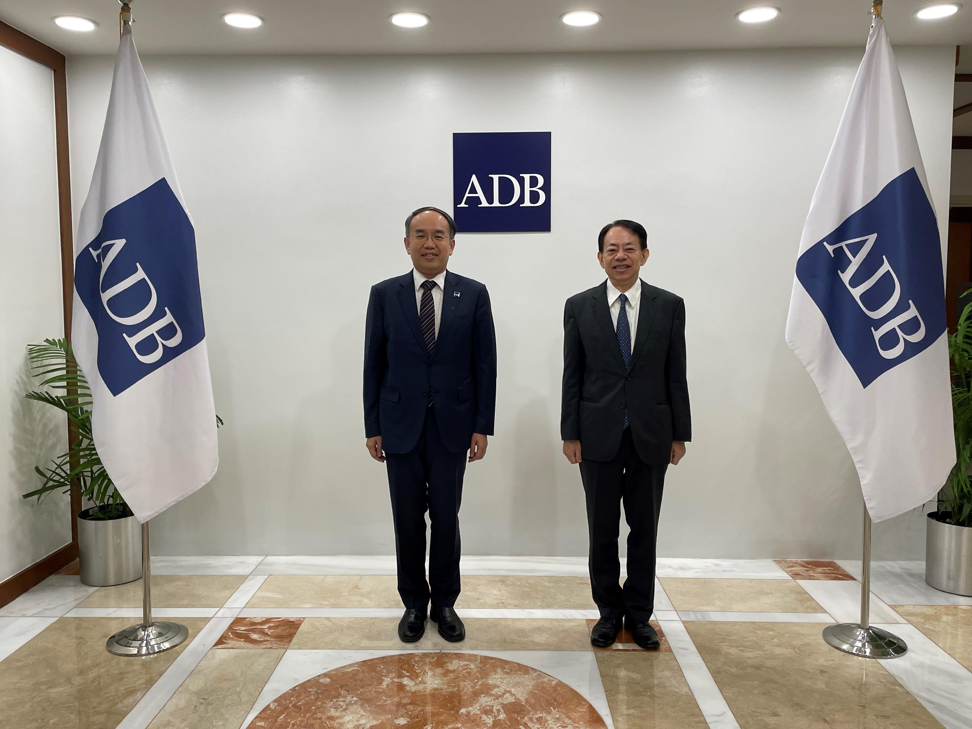 The Secretary for Financial Services and the Treasury, Mr Christopher Hui, today (September 26) started his visit to Manila, the Philippines. Photo shows Mr Hui (left) meeting with the President of the Asian Development Bank, Mr Masatsugu Asakawa (right).