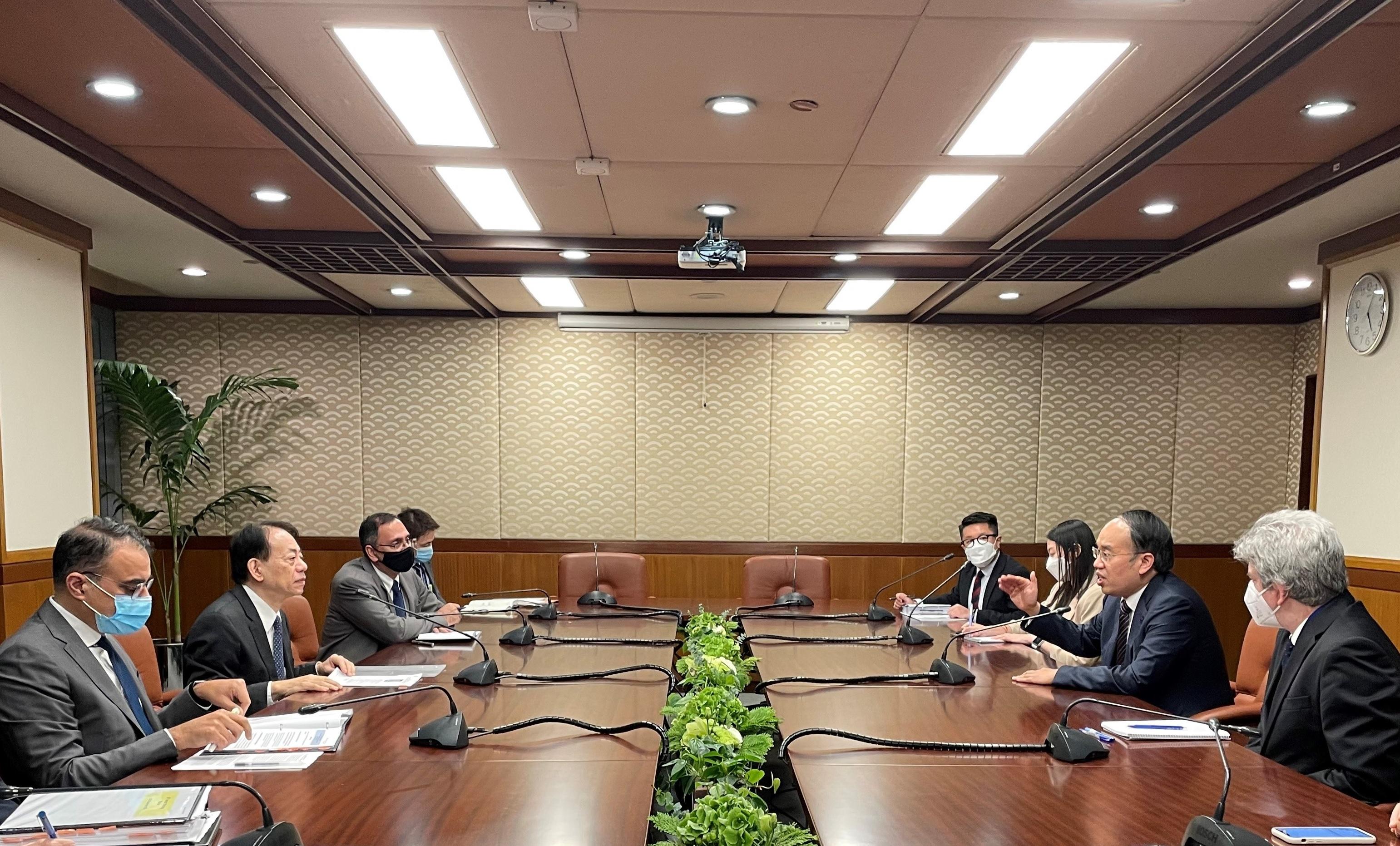 The Secretary for Financial Services and the Treasury, Mr Christopher Hui, today (September 26) started his visit to Manila, the Philippines. Photo shows Mr Hui (second right) meeting with the President of the Asian Development Bank, Mr Masatsugu Asakawa (second left) to discuss items of mutual interest.