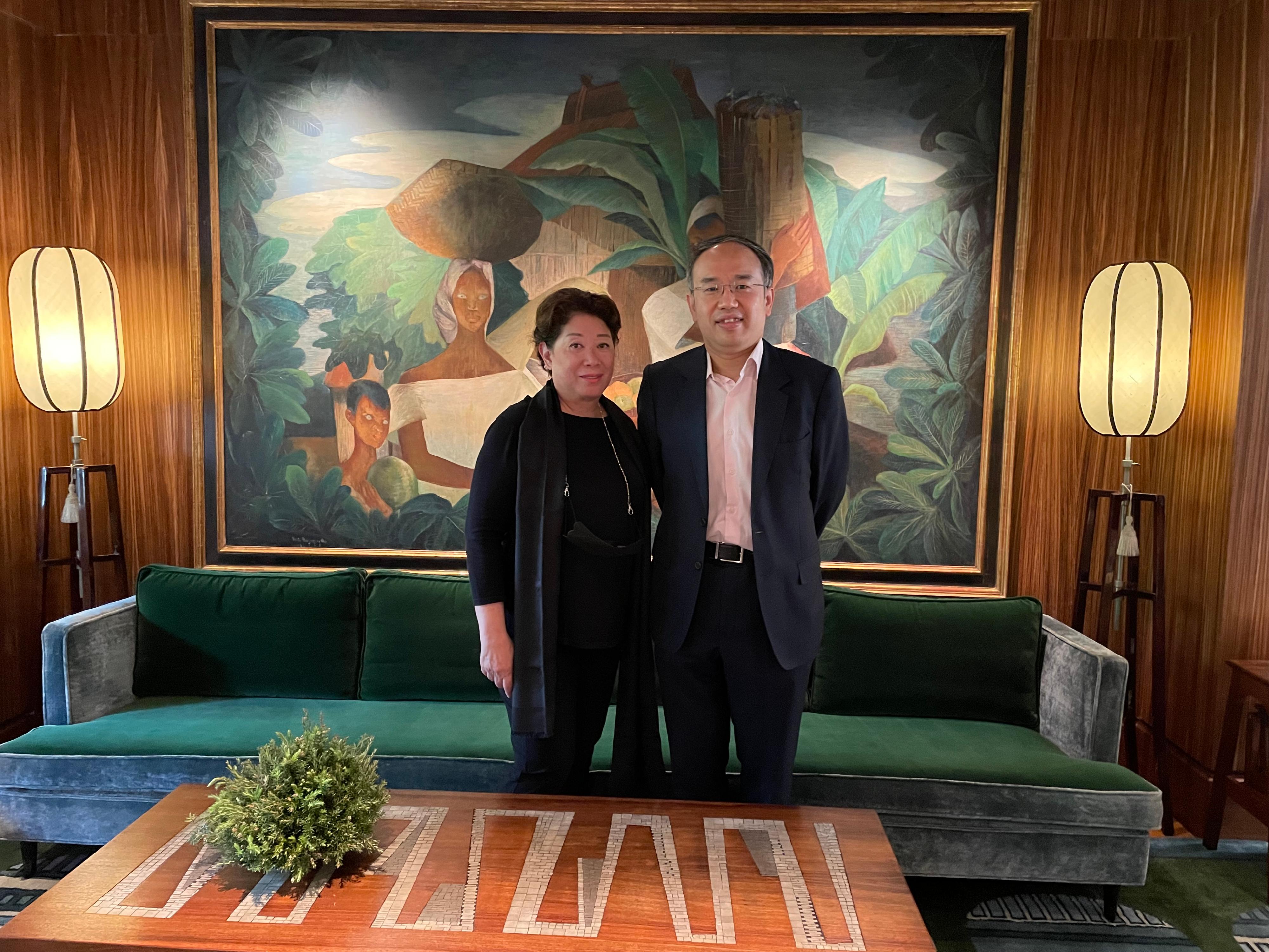 The Secretary for Financial Services and the Treasury, Mr Christopher Hui, today (September 27) continued his visit to Manila, the Philippines. Photo shows Mr Hui (right) meeting with the Chair of Asia Society Philippines, Ms Doris Ho.