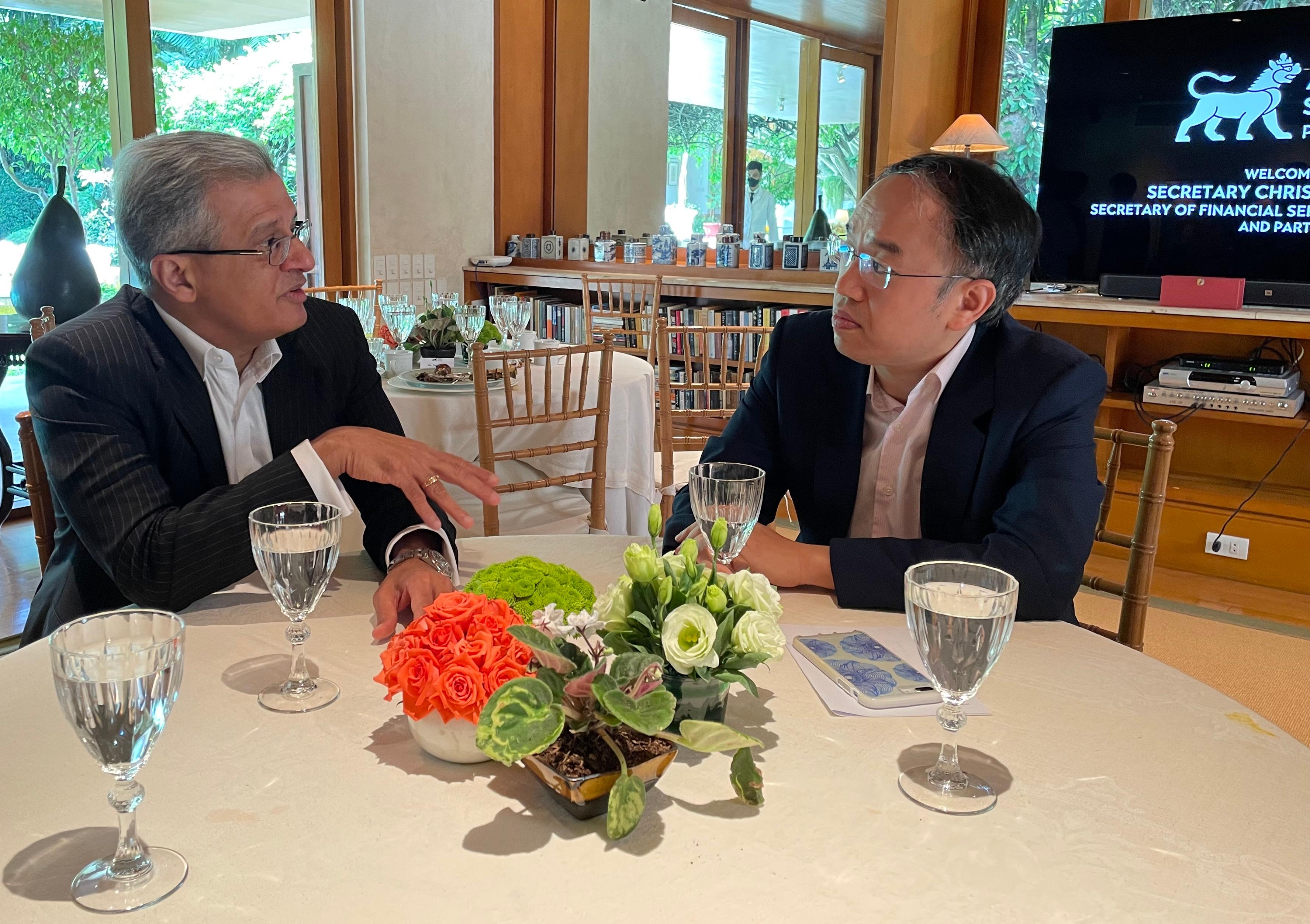 The Secretary for Financial Services and the Treasury, Mr Christopher Hui, today (September 27) continued his visit to Manila, the Philippines. Photo shows Mr Hui (right) meeting the President and Chief Executive Officer of HSBC Philippines, Mr Sandeep Uppal.