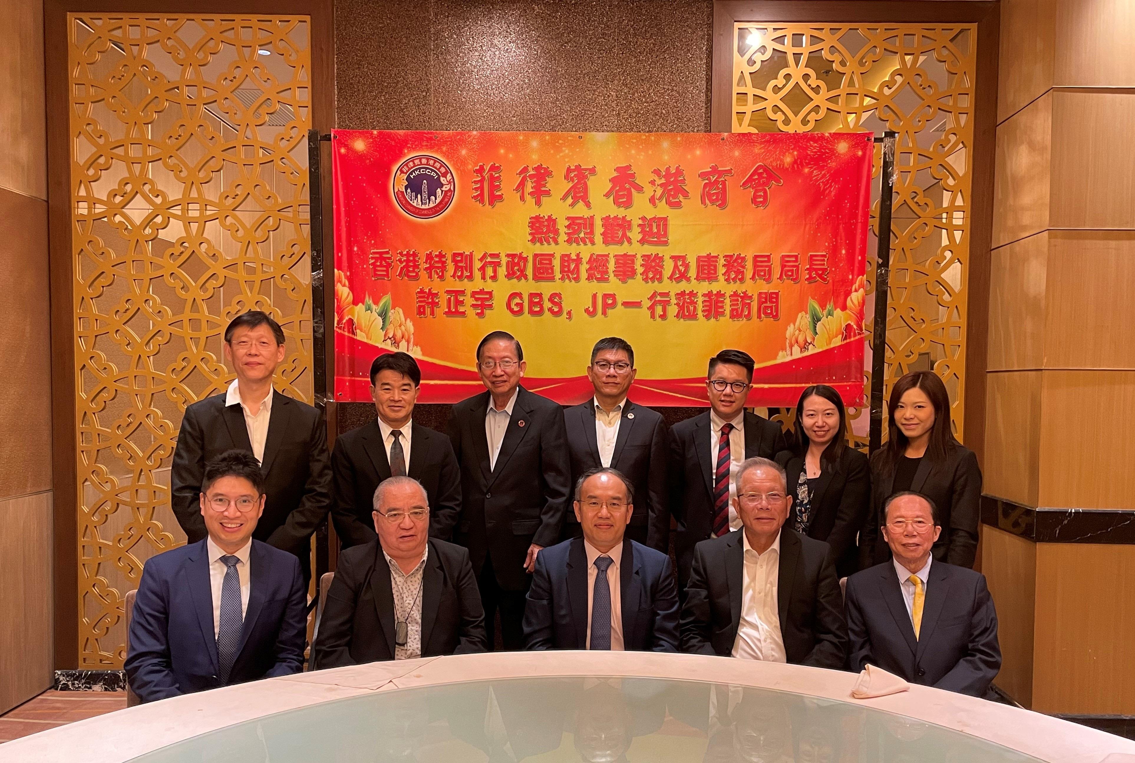 The Secretary for Financial Services and the Treasury, Mr Christopher Hui, today (September 27) continued his visit to Manila, the Philippines. Photo shows Mr Hui (front row, centre) attending a luncheon hosted by the Hongkong Chamber of Commerce of the Philippines Inc, with the President of the Hongkong Chamber of Commerce of the Philippines Inc, Mr Tiu Chun Lin (front row, second left) and other members. 
