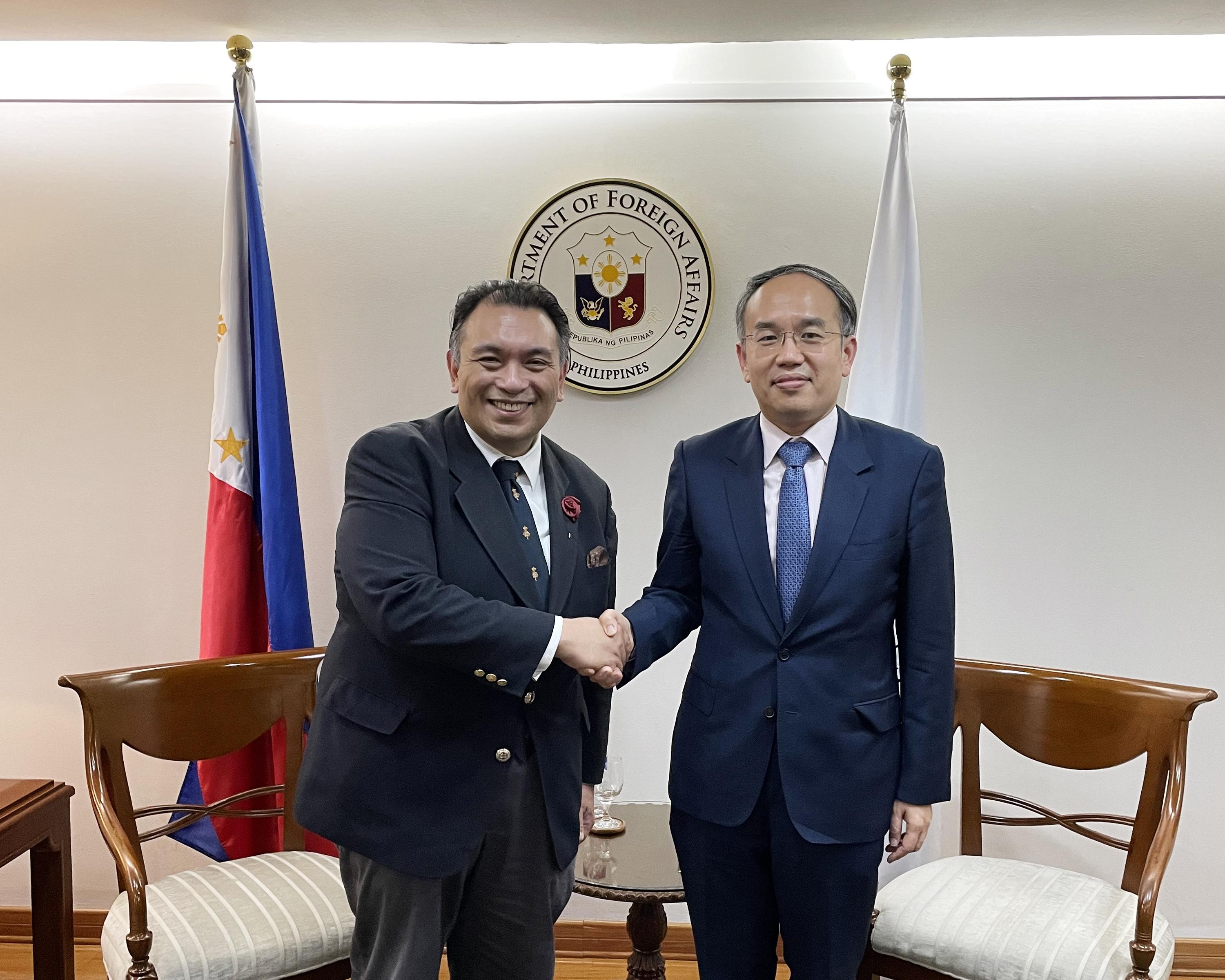 The Secretary for Financial Services and the Treasury, Mr Christopher Hui, today (September 27) continued his visit to Manila, the Philippines. Photo shows Mr Hui (right) meeting with the Undersecretary of Foreign Affairs of the Philippines, Mr Jesus Domingo.

