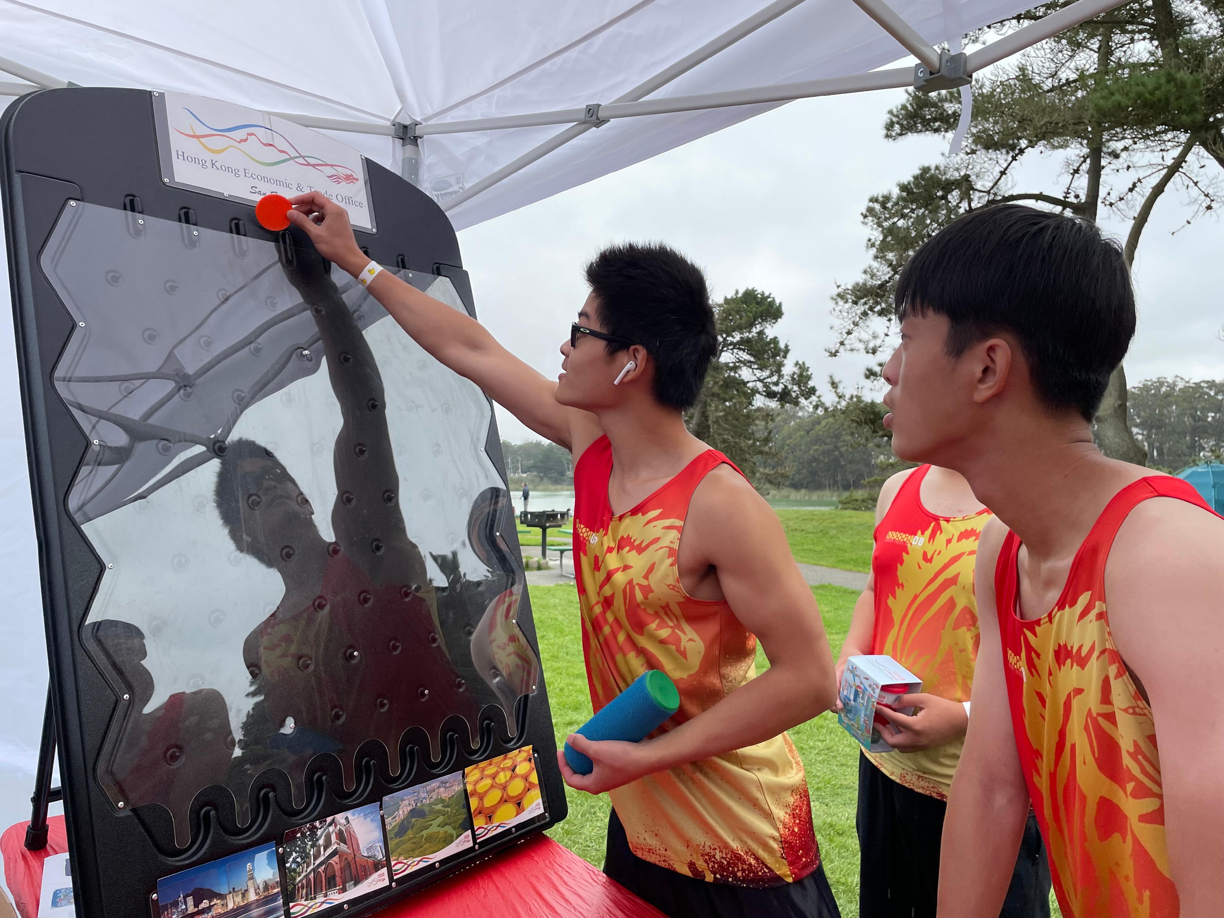 The Hong Kong Economic and Trade Office in San Francisco (HKETO San Francisco) sponsored the 2022 San Francisco Dragon Boat Championships held on September 24 and 25 (San Francisco time) at Lake Merced in San Francisco to celebrate the 25th anniversary of the establishment of the Hong Kong Special Administrative Region. HKETO San Francisco set up a booth to share the latest information about Hong Kong to paddlers and race spectators.