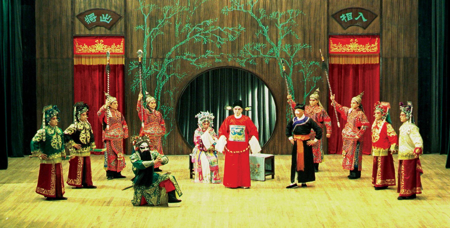 In support of World Day for Audiovisual Heritage, the Hong Kong Film Archive (HKFA) of the Leisure and Cultural Services Department will roll out a special screening programme to premiere the restored Kunqu opera films "Breaking the Willow" (2003) and "Peony Pavilion" (2001) on October 27 and November 5 at the HKFA Cinema and the Grand Theatre of the Hong Kong Cultural Centre respectively. Photo shows a film still of "Breaking the Willow".