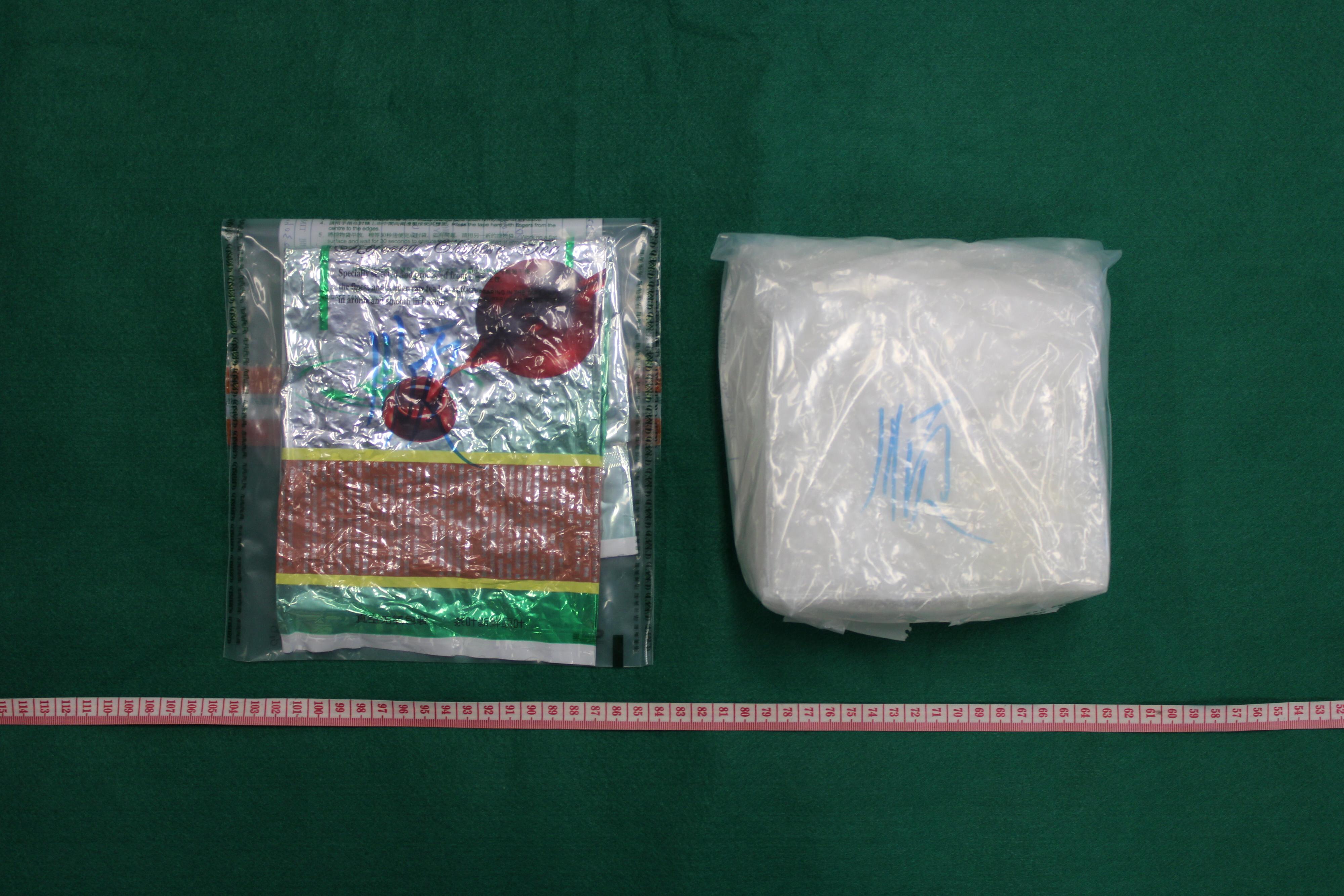 Hong Kong Customs yesterday (September 28) seized about 11 kilograms of suspected methamphetamine in Sheung Shui with an estimated market value of about $6.7 million. Photo shows one of the tea leaf packaging bags with suspected methamphetamine concealed inside.