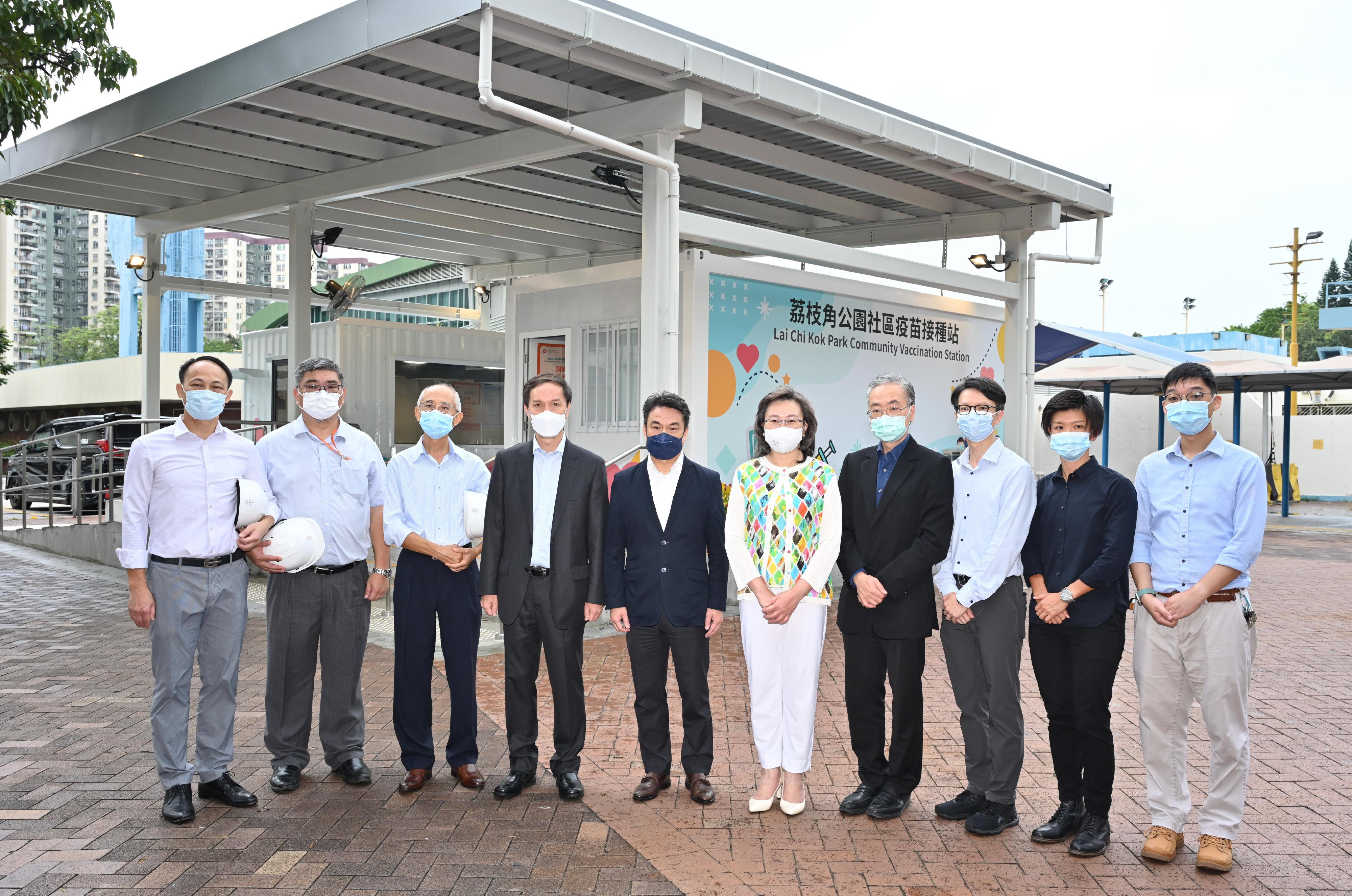 The Secretary for the Civil Service, Mrs Ingrid Yeung, visited the Lai Chi Kok Park Community Vaccination Station (CVS) today (September 29) to see its readiness for coming into operation tomorrow (September 30). Photo shows Mrs Yeung (fifth right) with representatives from the Architectural Services Department and the building contractor of the CVS; the person-in-charge of the medical partner of the CVS, Dr Samuel Kwok (fifth left); and the Director of General Grades of the Civil Service Bureau, Mr Hermes Chan (fourth left).