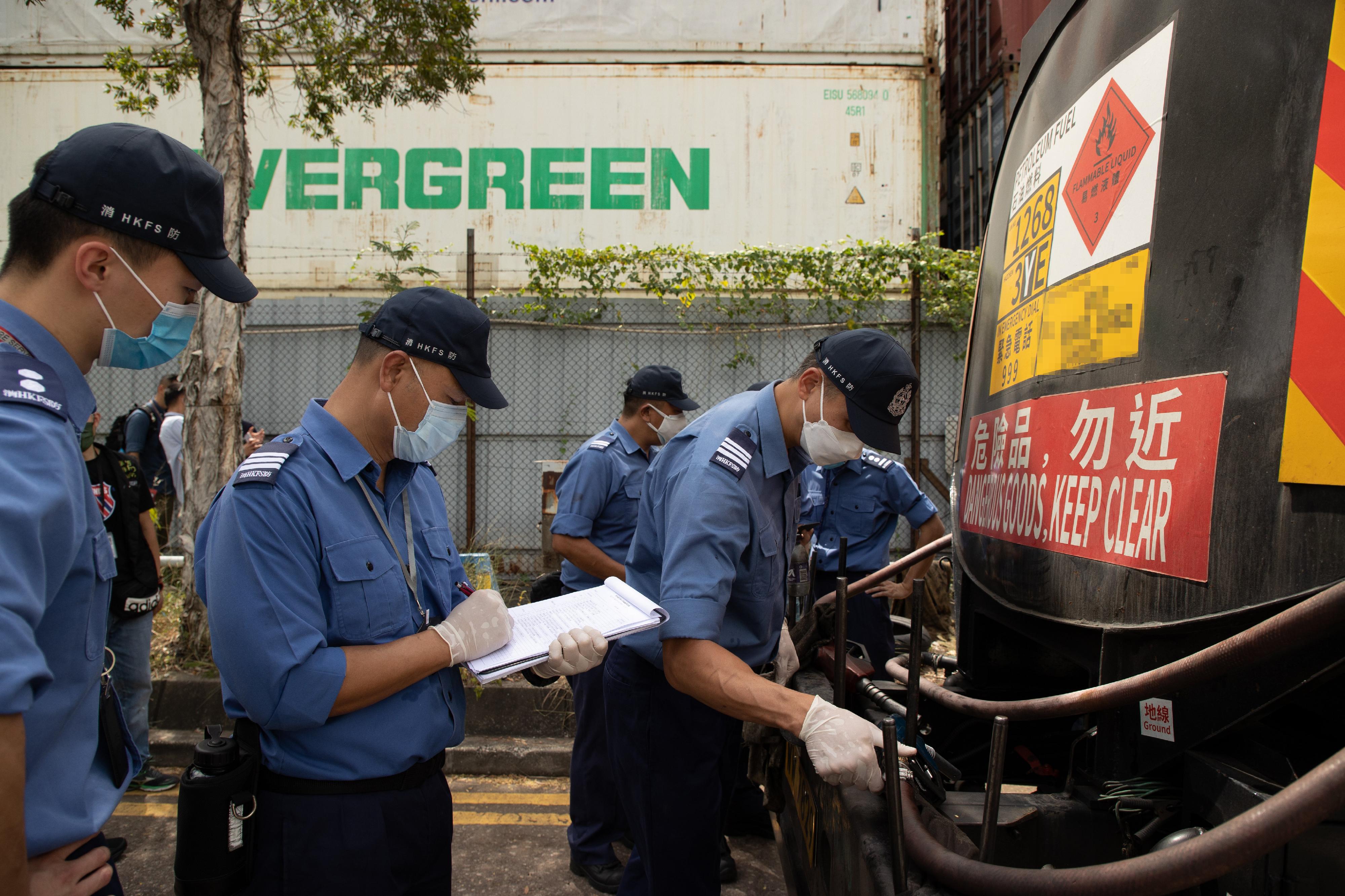 消防處聯同警務處及香港海關一連三日（九月二十七日至二十九日）進行代號名為「火雷」的全港性聯合行動，以打擊非法加油活動。圖示消防處人員在非法加油站檢查危險品車輛。
