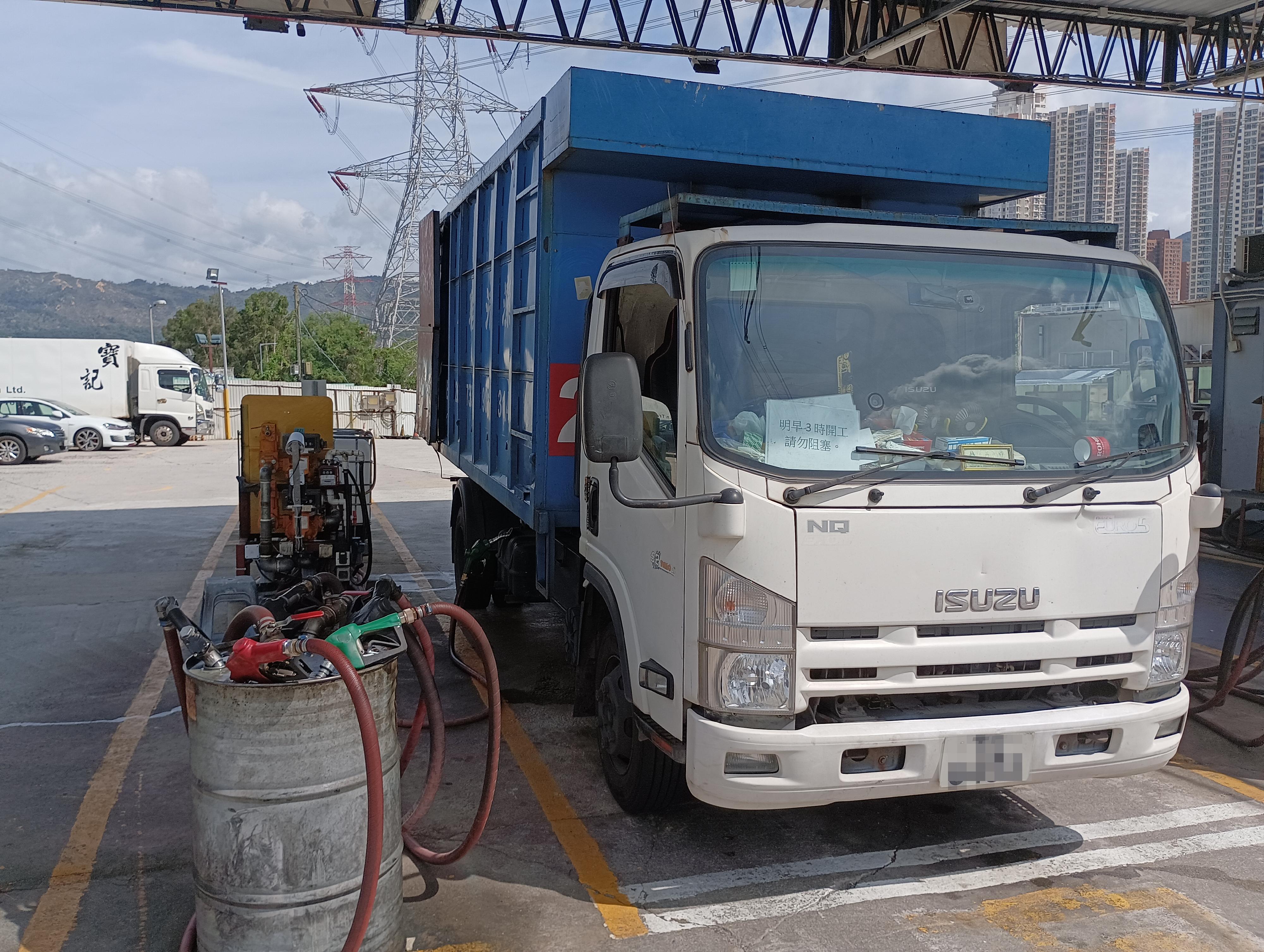 消防處聯同警務處及香港海關一連三日（九月二十七日至二十九日）進行代號名為「火雷」的全港性聯合行動，以打擊非法加油活動。圖示涉及非法加油活動的輕型貨車。
