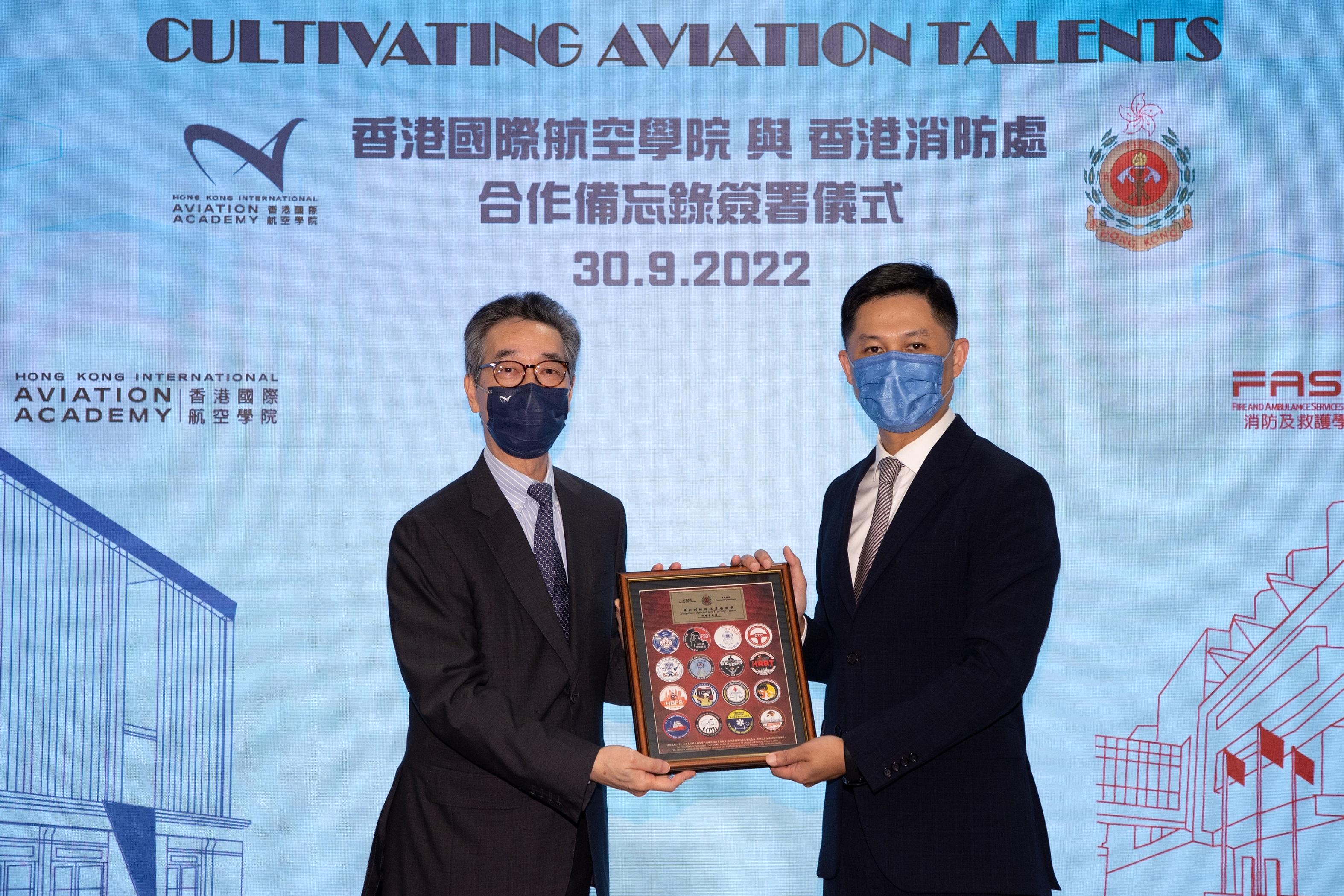 The Fire Services Department and the Hong Kong International Aviation Academy signed a Memorandum of Understanding today (September 30). Photo shows the Director of Fire Services, Mr Andy Yeung (right), presenting a souvenir to the Chief Executive Officer of the HKIA Services Holdings Limited, Mr Ng Chi-kee (left), at the signing ceremony.