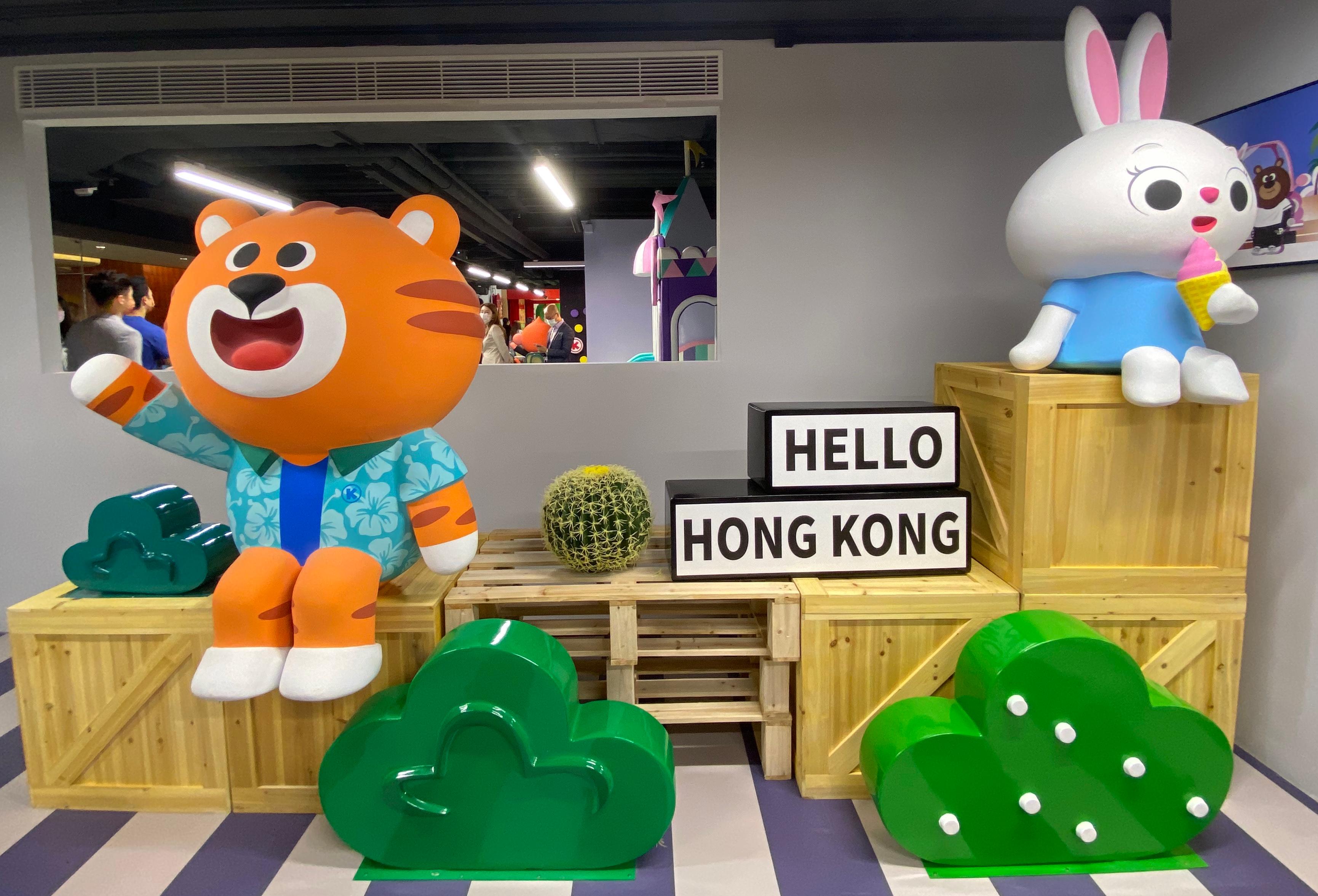 Singapore's mega indoor theme park operator Kiztopia officially opened its first overseas outlet in Hong Kong today (September 30). It features 15 play experience areas, including two-storey-high slides, huge ball pits, creative role play rooms, multiple challenging obstacle courses, trampolines and more, to provide a fun and wholesome family bonding experience to families and kids.