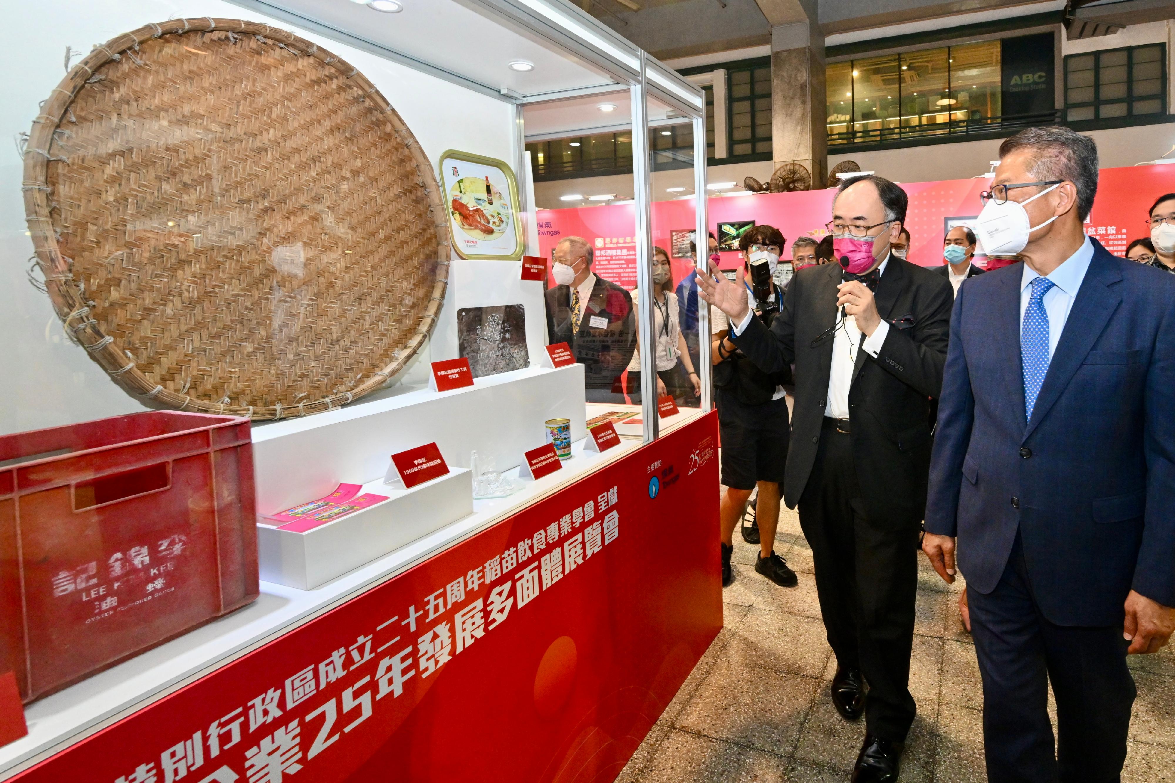 財政司司長陳茂波今日（九月三十日）出席香港飲食業25年發展多面體展覽會。圖示陳茂波（右一）在稻苗飲食專業學會主席江志恒（右二）陪同下參觀展覽。