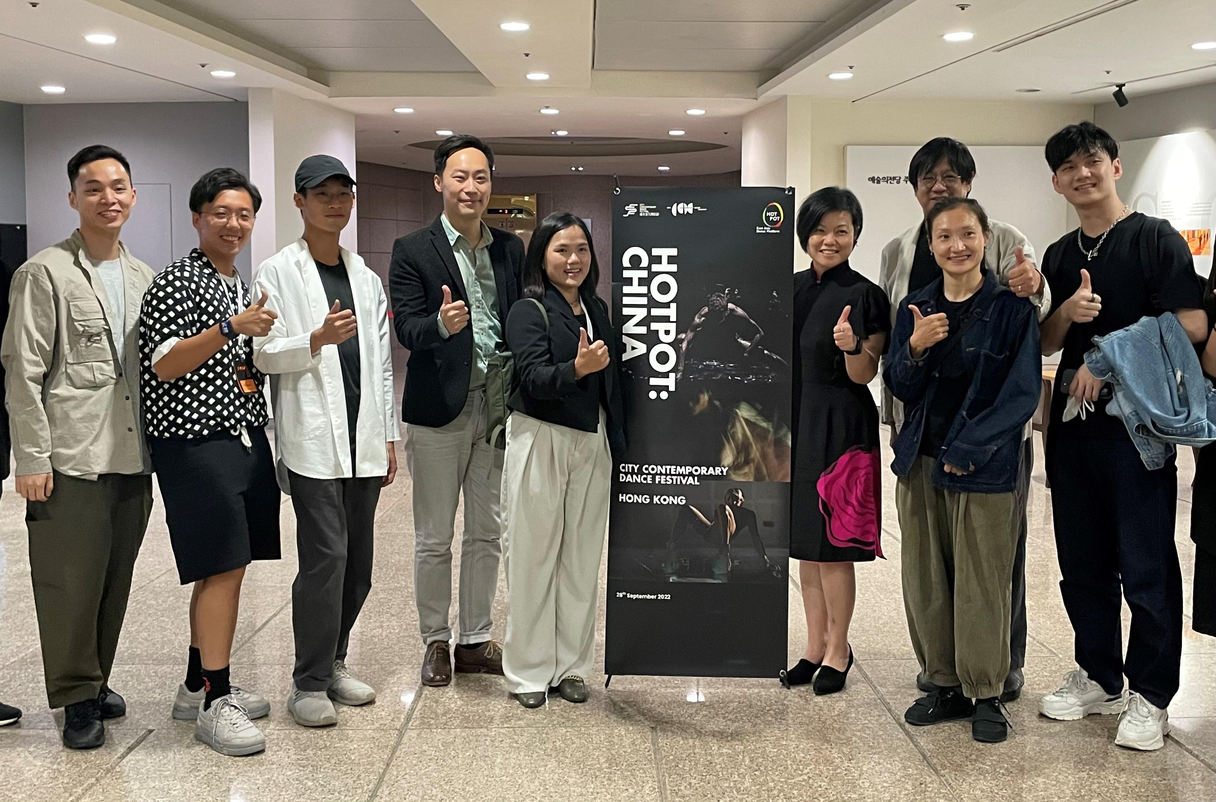 The Deputy Secretary for Culture, Sports and Tourism, Mrs Vicki Kwok, attended the Performing Arts Markets in Seoul 2022 in Korea between September 26 and 29. Mrs Kwok (fourth right) attended a performance of City Contemporary Dance Company in Seoul, posing for a picture with the dancers and other attendees from Hong Kong.
