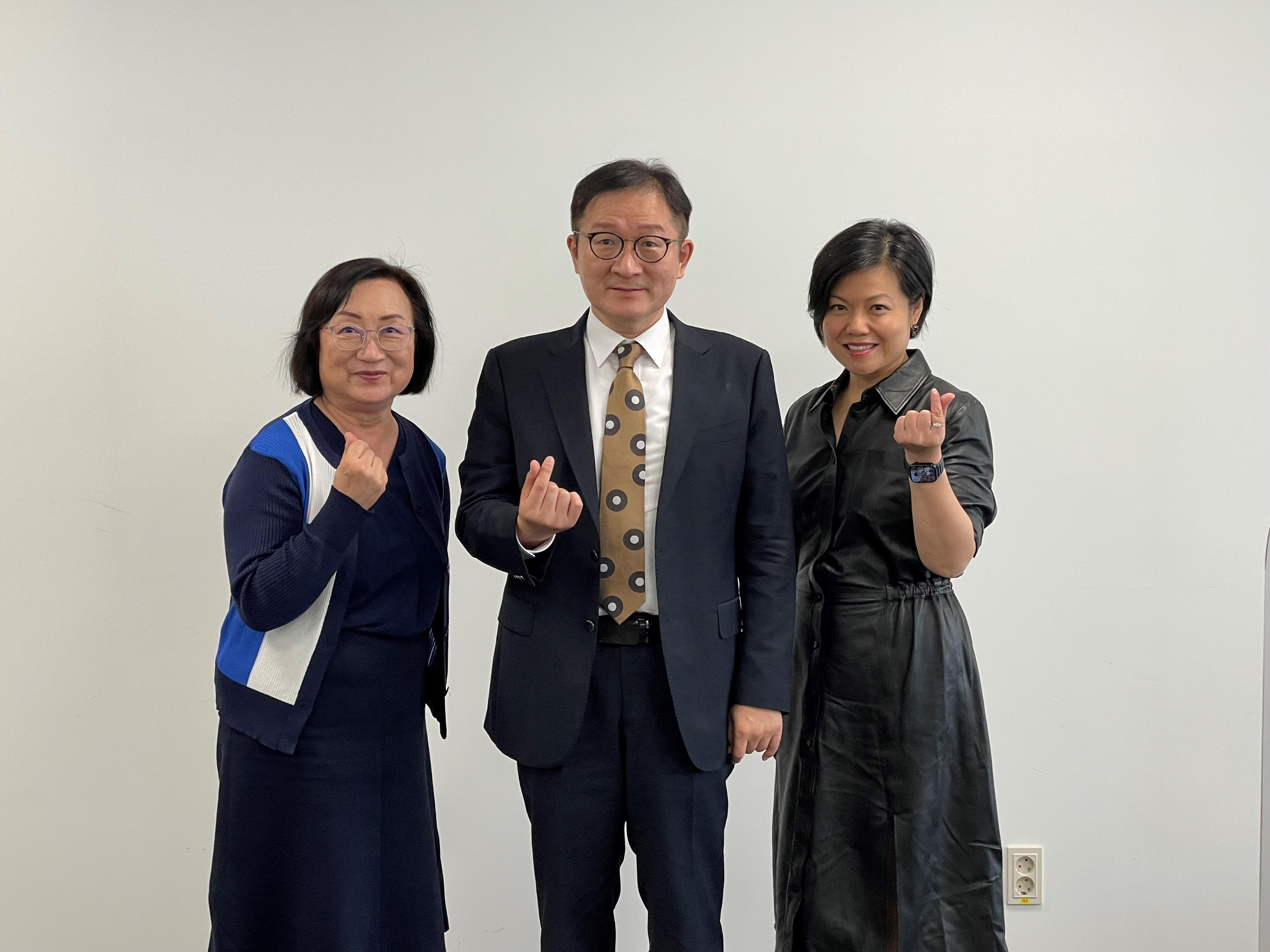The Deputy Secretary for Culture, Sports and Tourism, Mrs Vicki Kwok, attended the Performing Arts Markets in Seoul 2022 in Korea between September 26 and 29. Photo shows Mrs Kwok (right) and the President of the Korea Foundation for International Cultural Exchange, Mr Jung Kil-hwa, Gilbert(o) (centre).
