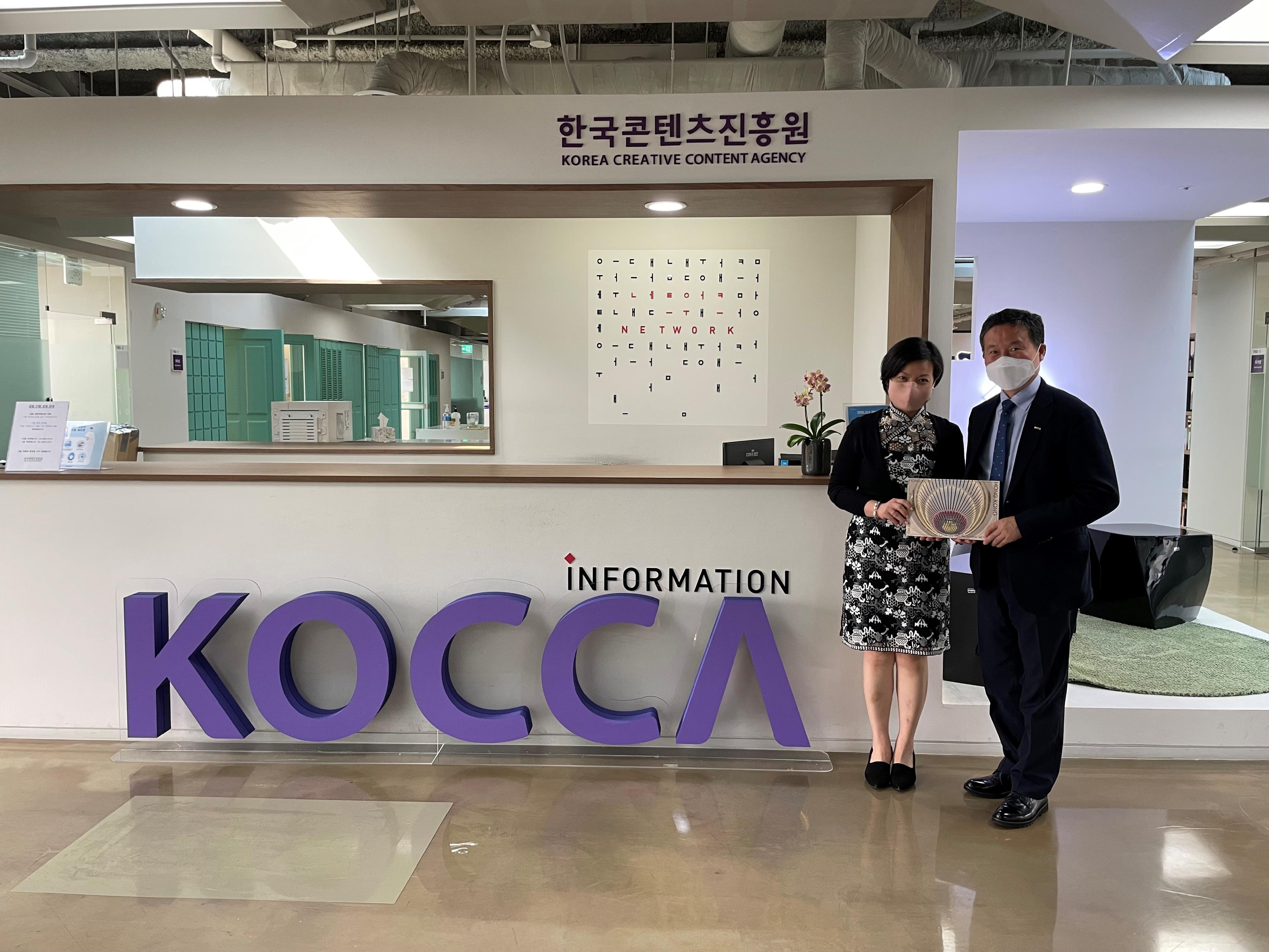 The Deputy Secretary for Culture, Sports and Tourism, Mrs Vicki Kwok, attended the Performing Arts Markets in Seoul 2022 in Korea between September 26 and 29. Photo shows Mrs Kwok (left) and the President and Chief Executive Officer of Korea Creative Content Agency, Mr Jo Hyunrae (right).

