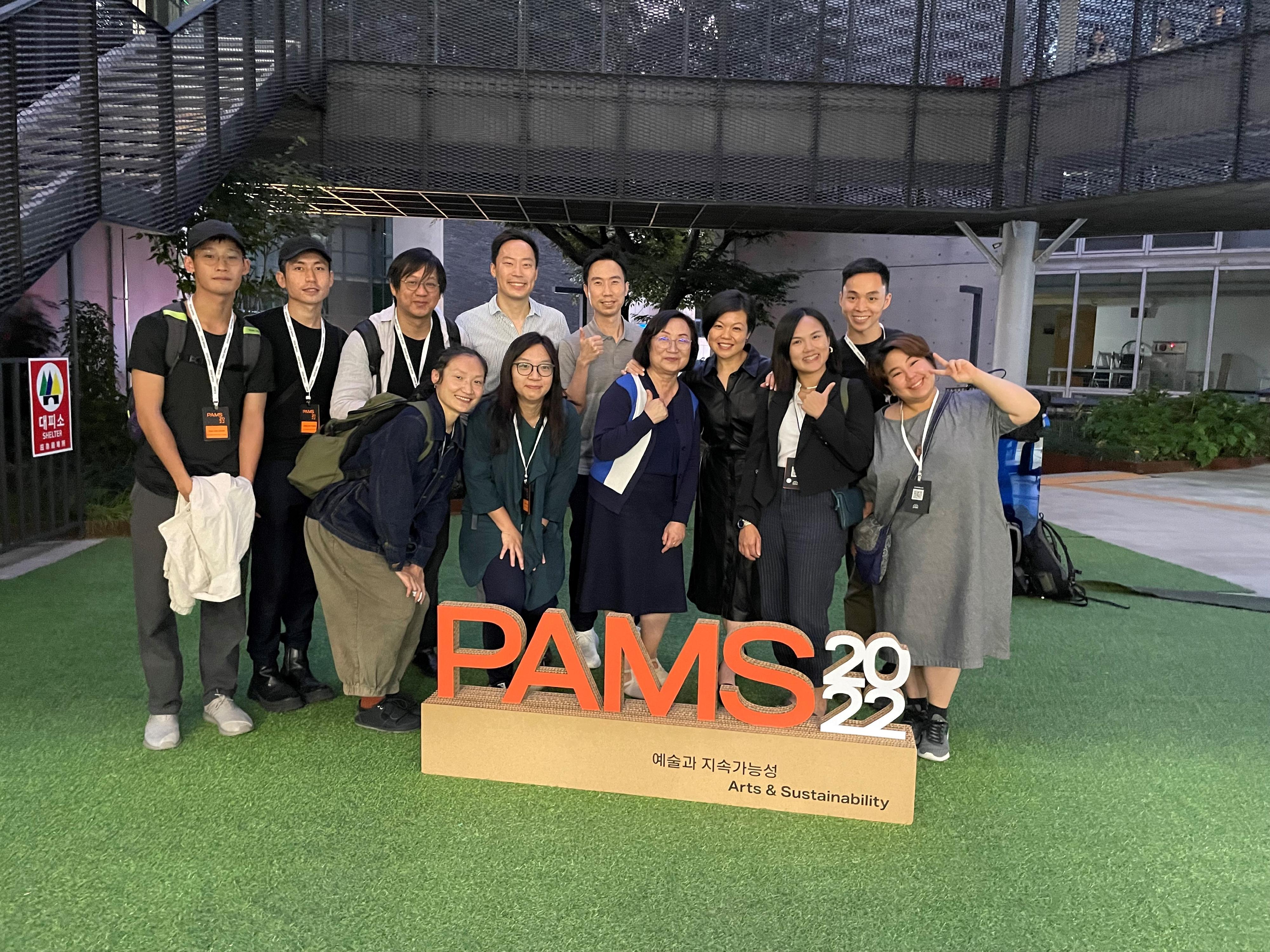 The Deputy Secretary for Culture, Sports and Tourism, Mrs Vicki Kwok, attended the Performing Arts Markets in Seoul 2022 (PAMS 2022) in Korea between September 26 and 29. Photo shows Mrs Kwok (fourth right) with Mainland and Hong Kong artists at the opening of PAMS 2022.