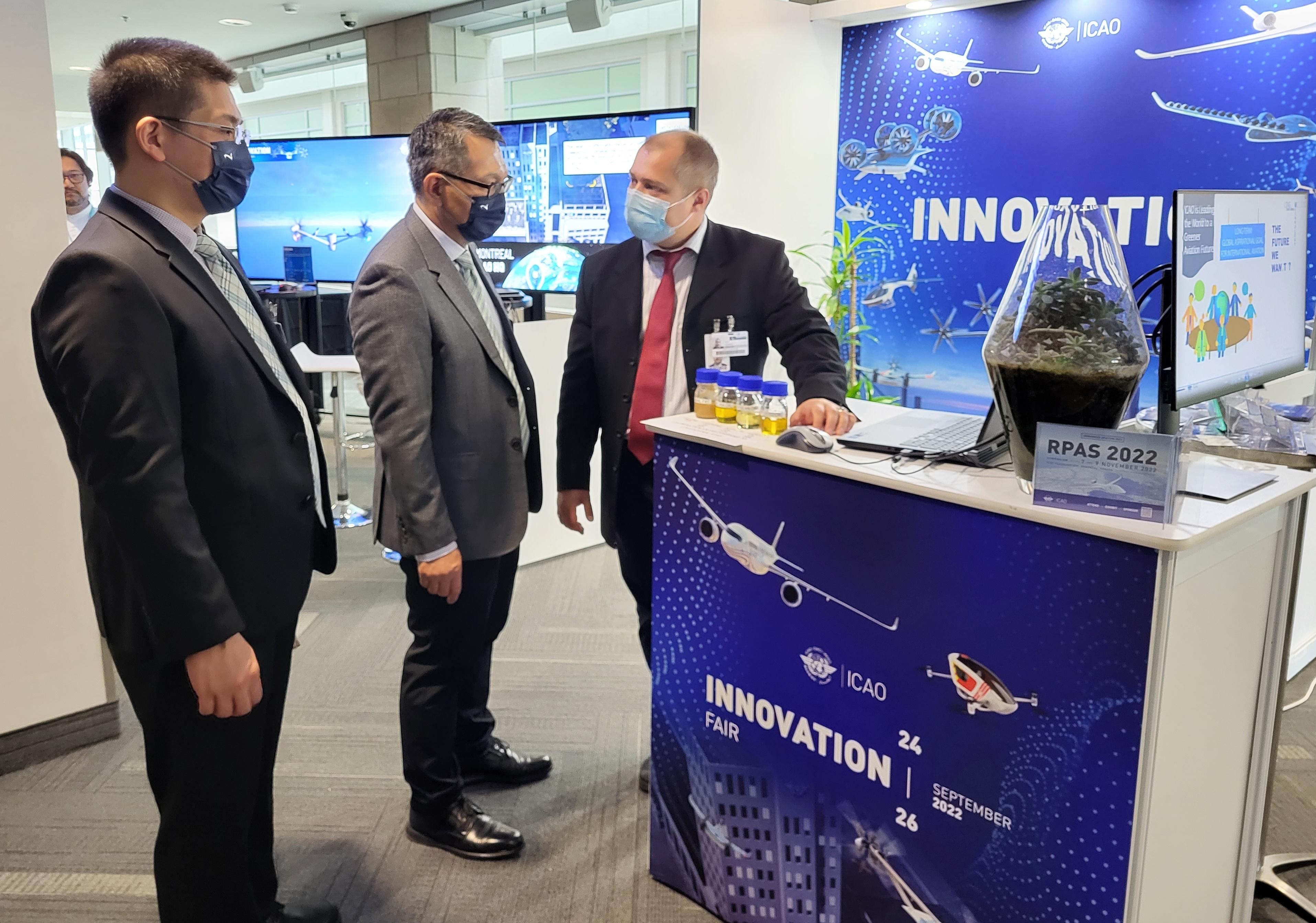 The Director-General of Civil Aviation, Mr Victor Liu (second right), attended the International Civil Aviation Organization (ICAO) Innovation Fair 2022 before attending the 41st ICAO Assembly in Montreal, Canada. Photo shows Mr Liu visiting an exhibition booth in the Fair to gain an insight into the latest innovative technologies of the aviation industry.