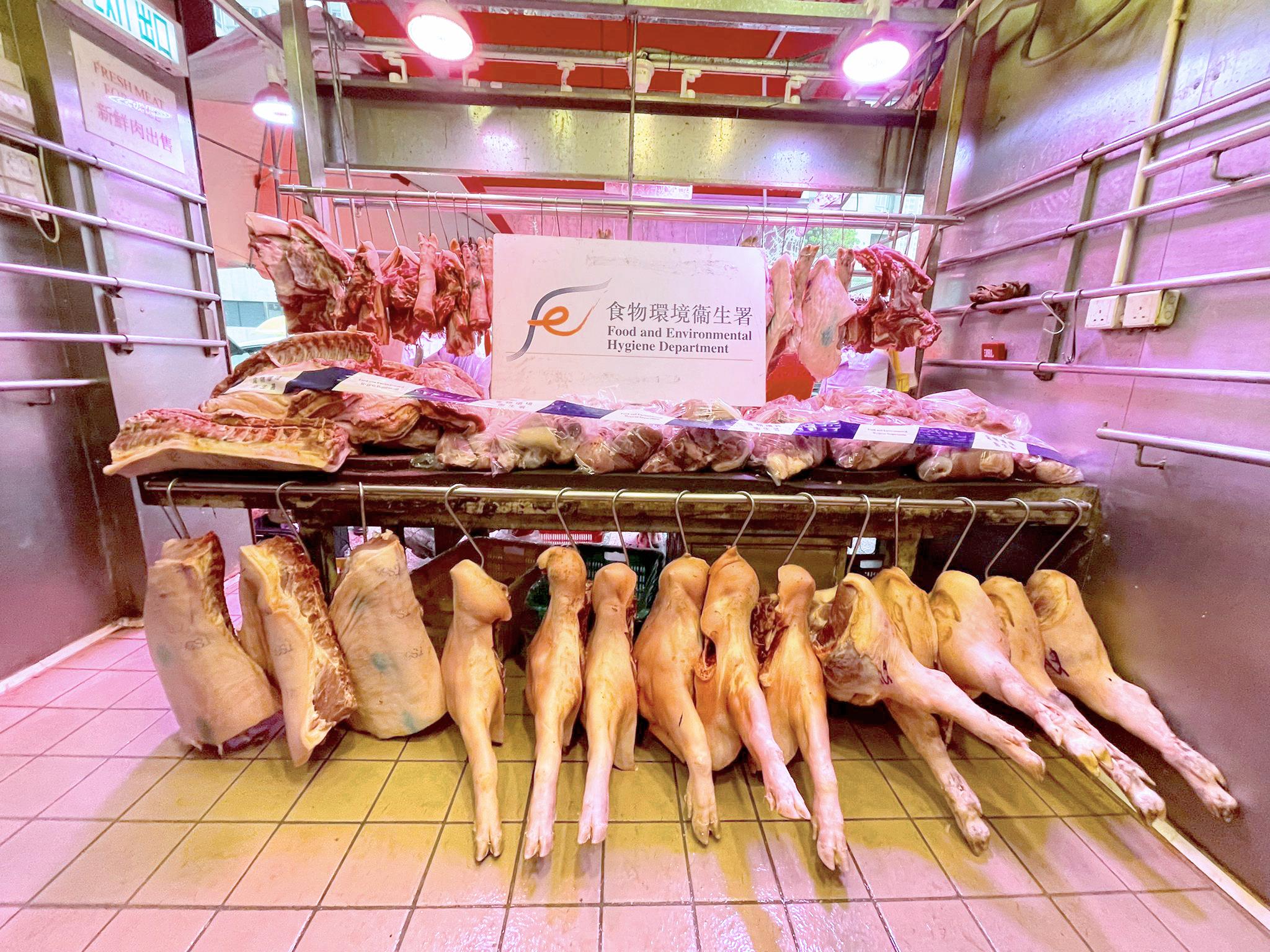 食物環境衞生署（食環署）今日（九月三十日）向大圍金輝花園一間懷疑以冷藏肉充當新鮮肉出售的持牌新鮮糧食店採取突擊行動。圖示食環署人員在行動中檢獲的肉類。