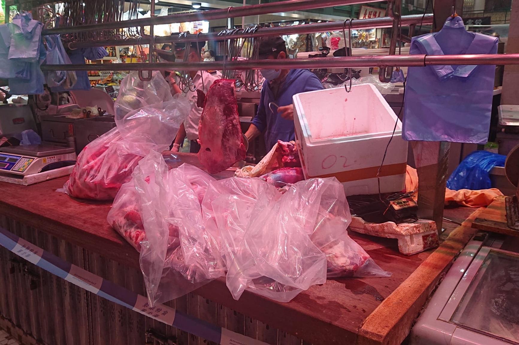 食物环境卫生署（食环署）今日（九月三十日）向葵涌石篱商场一间怀疑以冷藏肉充当新鲜肉出售的持牌新鲜粮食店采取突击行动。图示食环署人员在行动中检获的肉类。