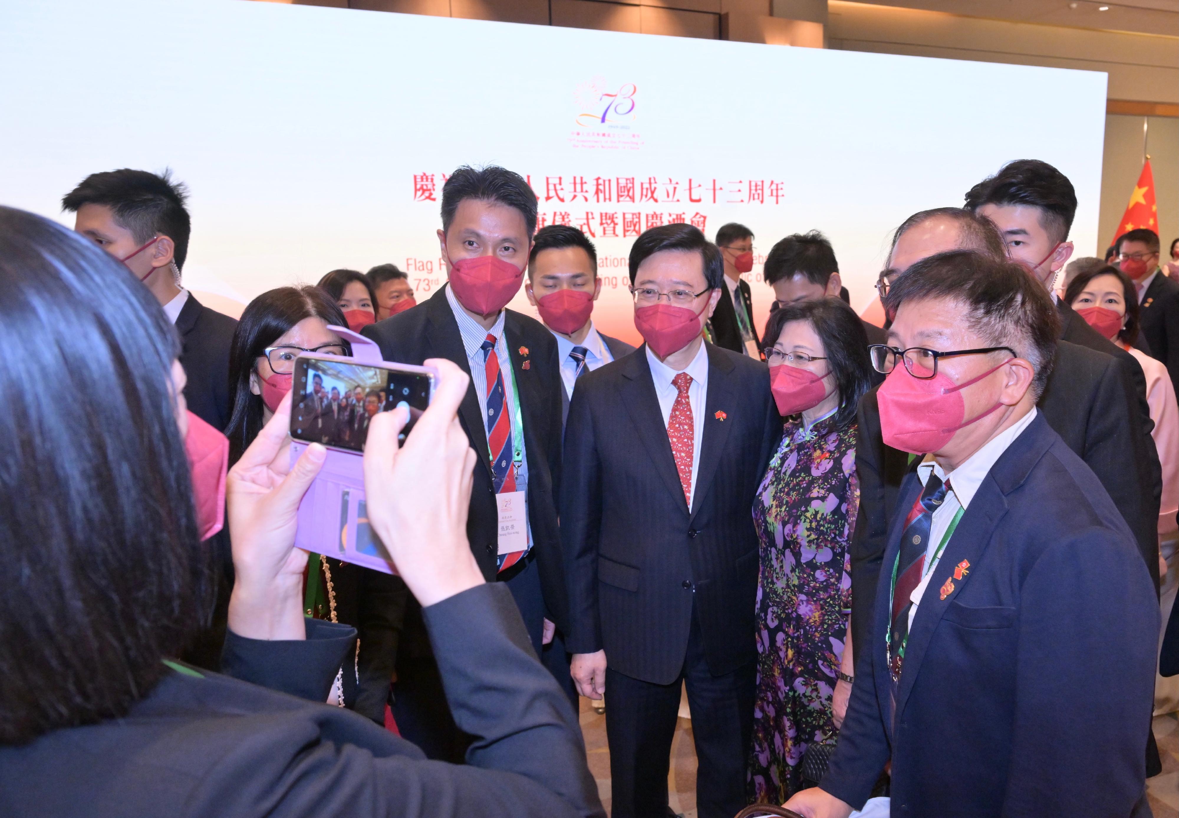 行政長官李家超今早（十月一日）在香港會議展覽中心出席慶祝中華人民共和國成立七十三周年酒會。圖示李家超（前右三）及其夫人（前右二）在酒會與嘉賓合照。